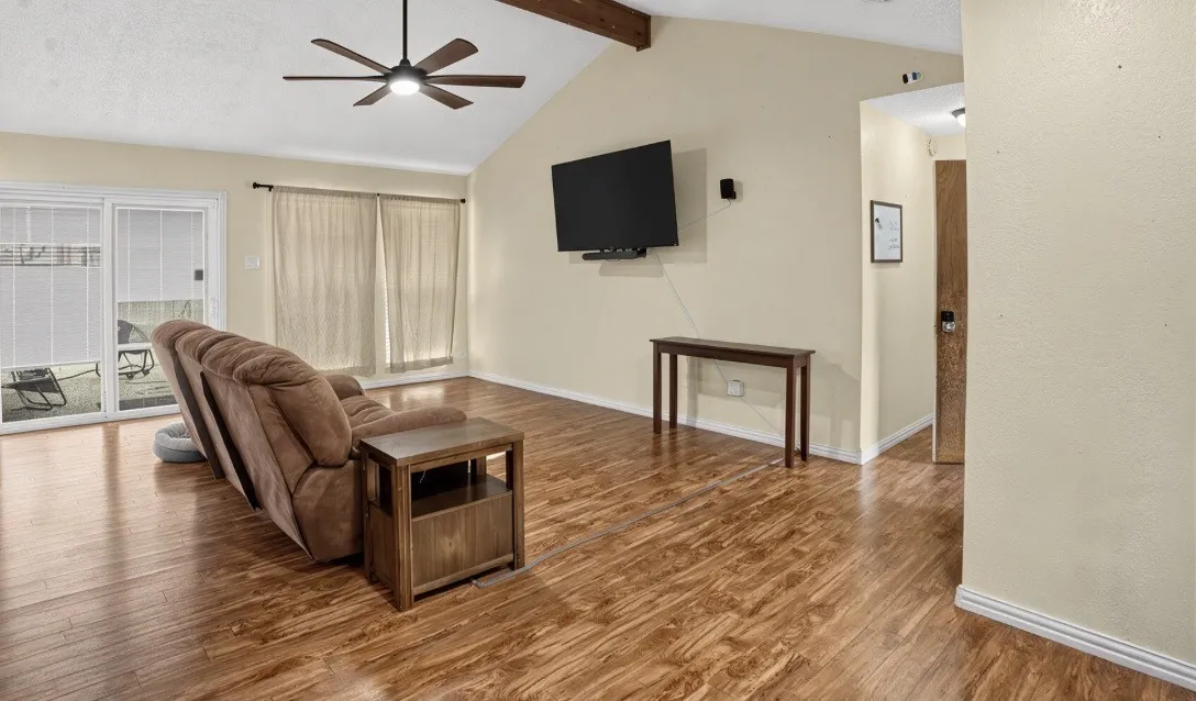 Single Family Residence For Sale in Mc Lennan County , 110 Kingsbury Way, Hewitt, Texas 76643, 3 Bedroom, 2 Bathroom, 2 Garage spaces, 1,883 Sqft, built in 1978, mls#21388638, Real Estate Agent in Hewitt, Homes For Sale in Mc Lennan county, Homes For Sale in Hewitt, Realtor in Hewitt Texas, Real Estate Brokerage Independent Realty Texas, Luminita Cordes Realtor