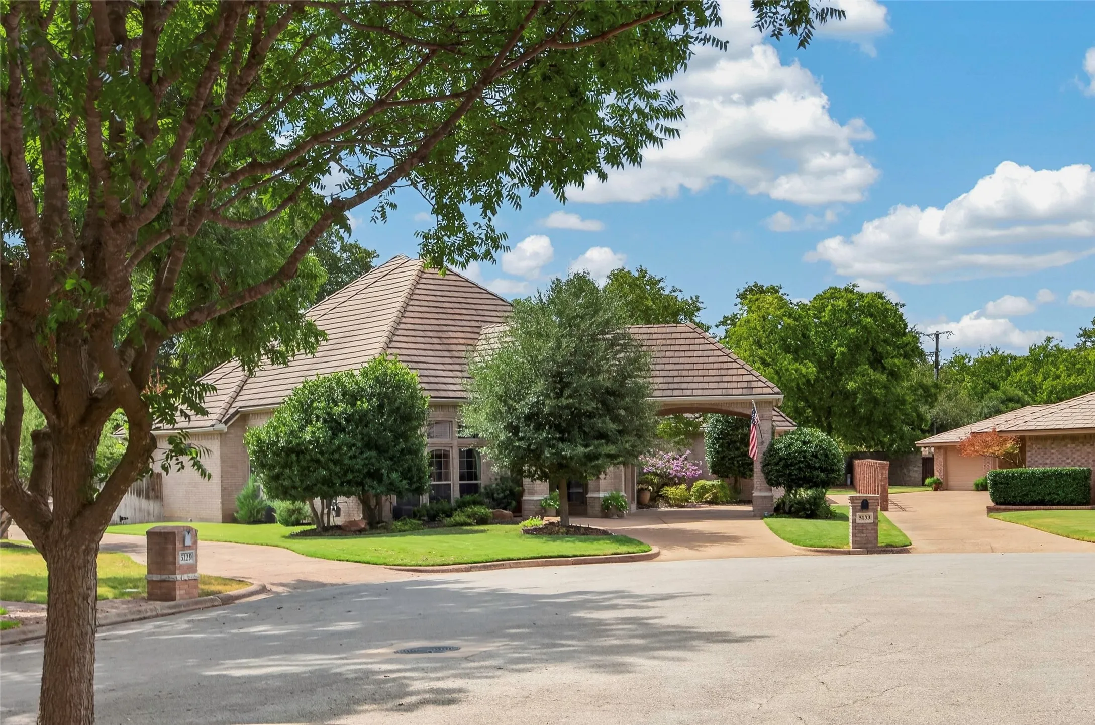 Single Family Residence For Sale in Tarrant County , 5133 Sealands Lane, Fort Worth, Texas 76116, 3 Bedroom, 3 Bathroom, 2 Garage spaces, 3,133 Sqft, built in 2003, mls#21388953, Real Estate Agent in Fort Worth, Homes For Sale in Tarrant county, Homes For Sale in Fort Worth, Realtor in Fort Worth Texas, Real Estate Brokerage Independent Realty Texas, Luminita Cordes Realtor