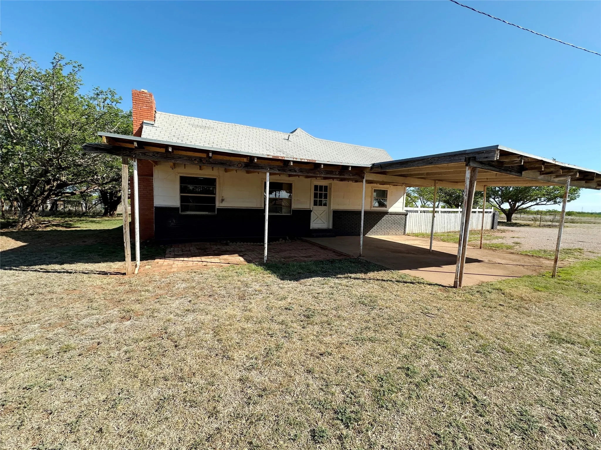 Single Family Residence For Sale in Nolan County , 510 County Road 129, Trent, Texas 79561, 2 Bedroom, 2 Bathroom, Garage spaces, 1,671 Sqft, built in 1971, mls#21389474, Real Estate Agent in Trent, Homes For Sale in Nolan county, Homes For Sale in Trent, Realtor in Trent Texas, Real Estate Brokerage Independent Realty Texas, Luminita Cordes Realtor