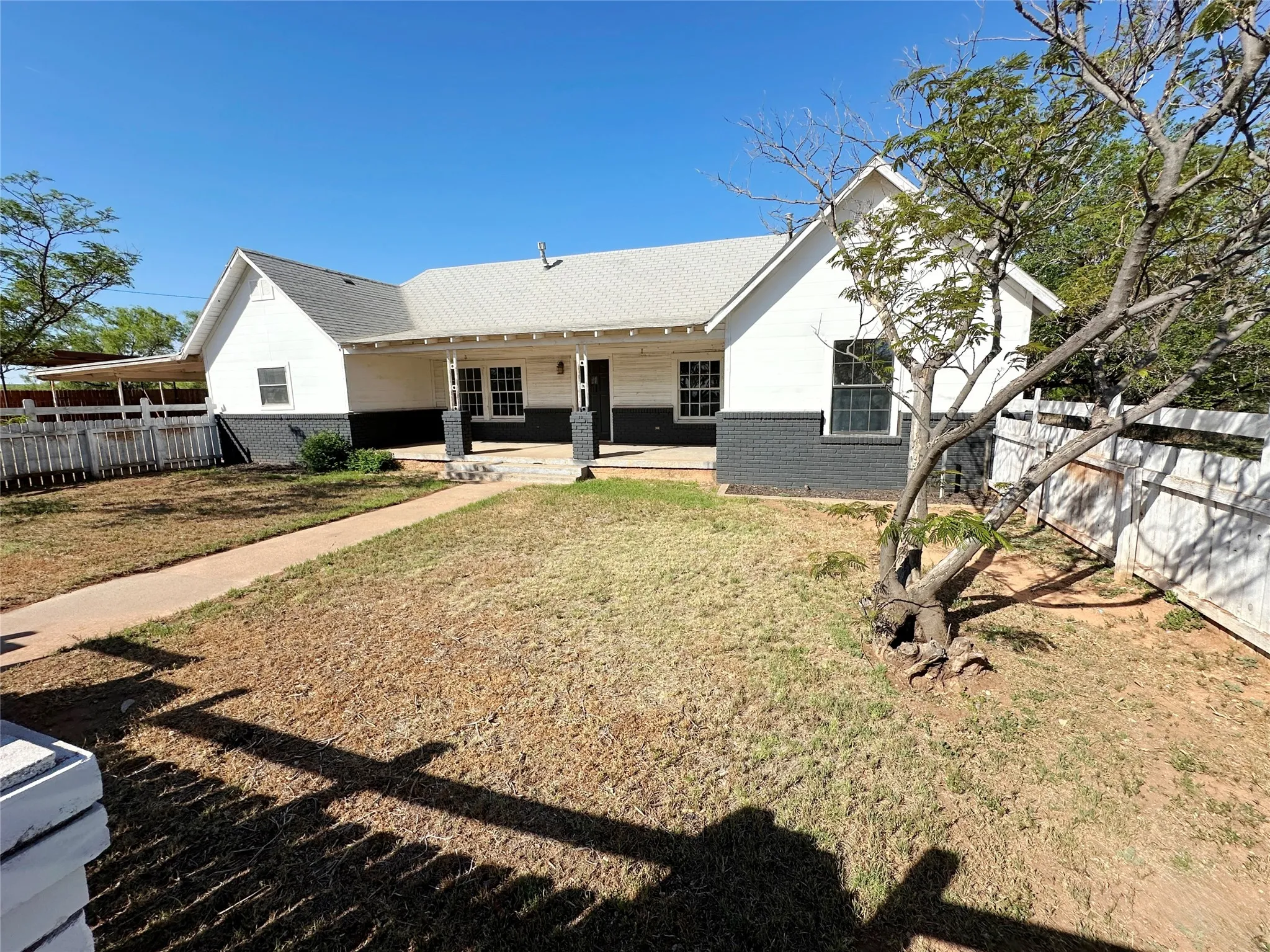 Single Family Residence For Sale in Nolan County , 510 County Road 129, Trent, Texas 79561, 2 Bedroom, 2 Bathroom, Garage spaces, 1,671 Sqft, built in 1971, mls#21389474, Real Estate Agent in Trent, Homes For Sale in Nolan county, Homes For Sale in Trent, Realtor in Trent Texas, Real Estate Brokerage Independent Realty Texas, Luminita Cordes Realtor