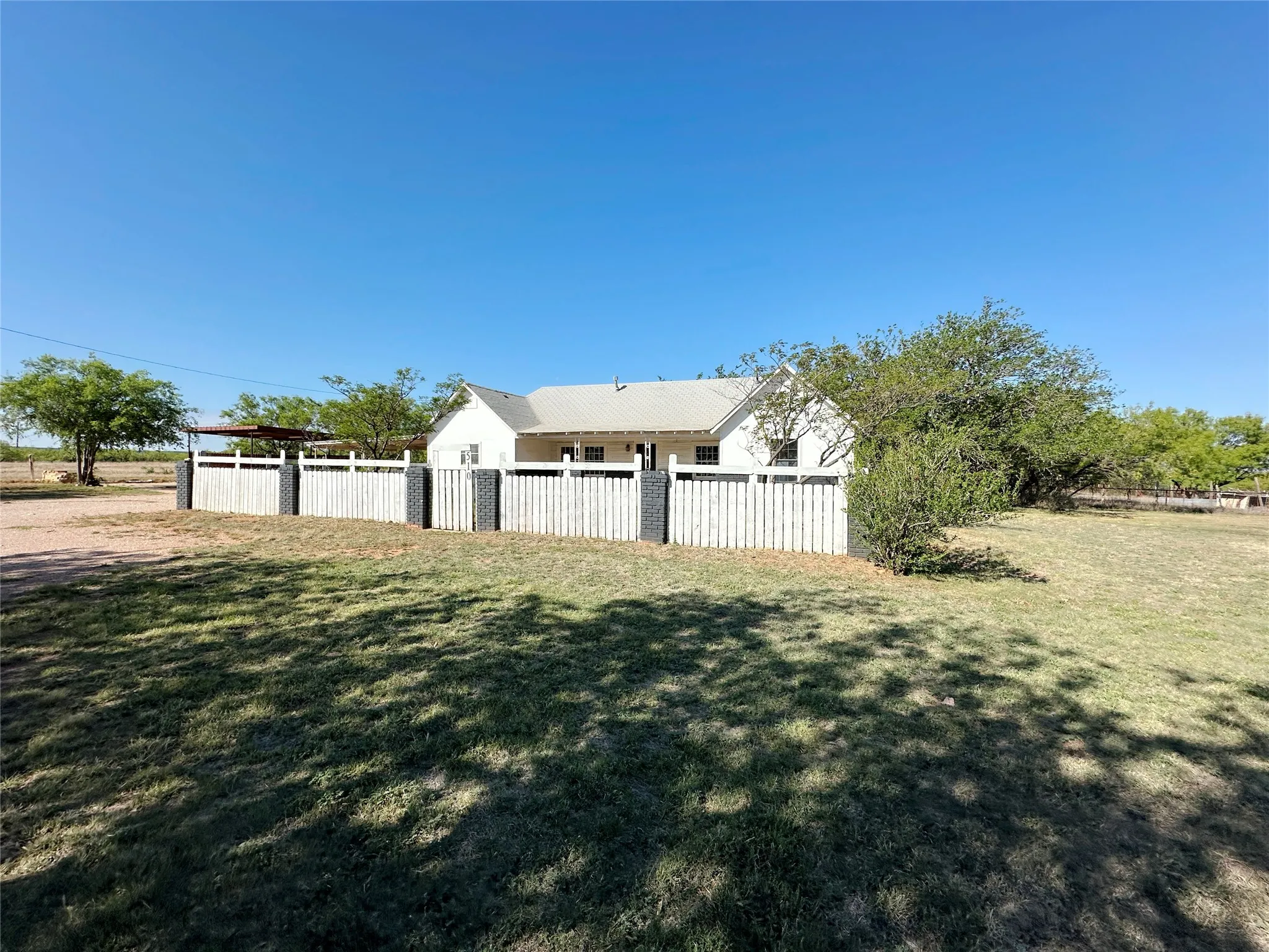 Single Family Residence For Sale in Nolan County , 510 County Road 129, Trent, Texas 79561, 2 Bedroom, 2 Bathroom, Garage spaces, 1,671 Sqft, built in 1971, mls#21389474, Real Estate Agent in Trent, Homes For Sale in Nolan county, Homes For Sale in Trent, Realtor in Trent Texas, Real Estate Brokerage Independent Realty Texas, Luminita Cordes Realtor