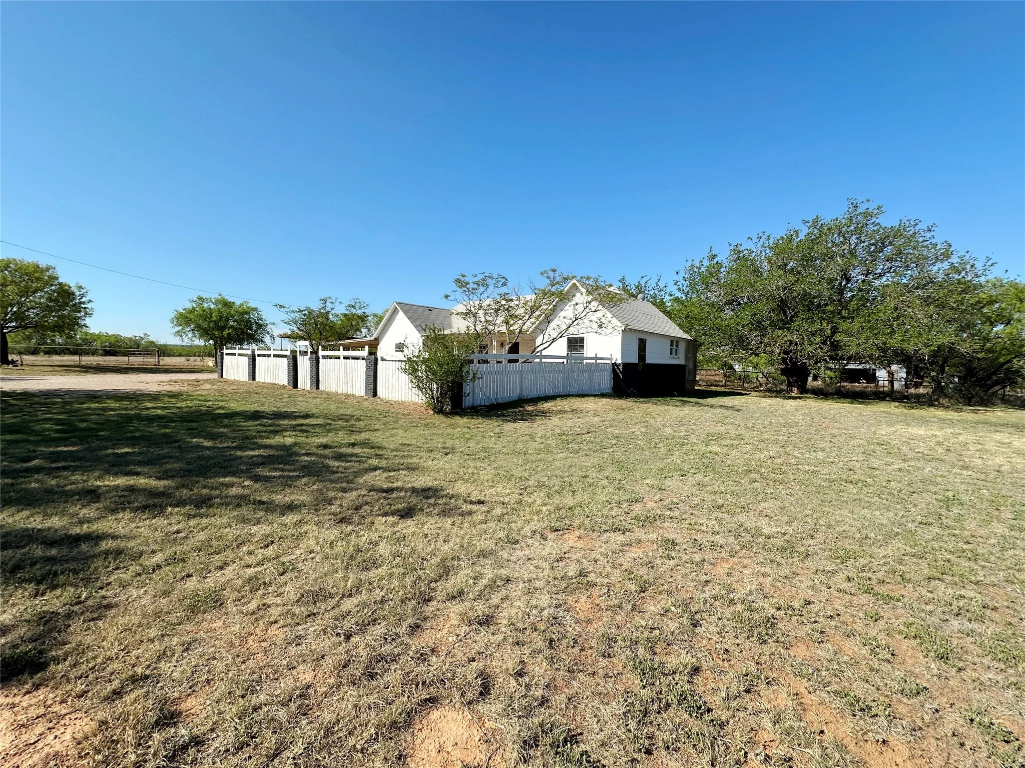 Single Family Residence For Sale in Nolan County , 510 County Road 129, Trent, Texas 79561, 2 Bedroom, 2 Bathroom, Garage spaces, 1,671 Sqft, built in 1971, mls#21389474, Real Estate Agent in Trent, Homes For Sale in Nolan county, Homes For Sale in Trent, Realtor in Trent Texas, Real Estate Brokerage Independent Realty Texas, Luminita Cordes Realtor