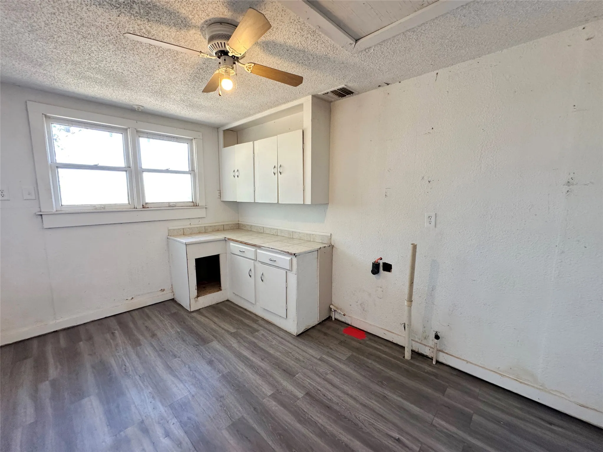 Single Family Residence For Sale in Nolan County , 510 County Road 129, Trent, Texas 79561, 2 Bedroom, 2 Bathroom, Garage spaces, 1,671 Sqft, built in 1971, mls#21389474, Real Estate Agent in Trent, Homes For Sale in Nolan county, Homes For Sale in Trent, Realtor in Trent Texas, Real Estate Brokerage Independent Realty Texas, Luminita Cordes Realtor