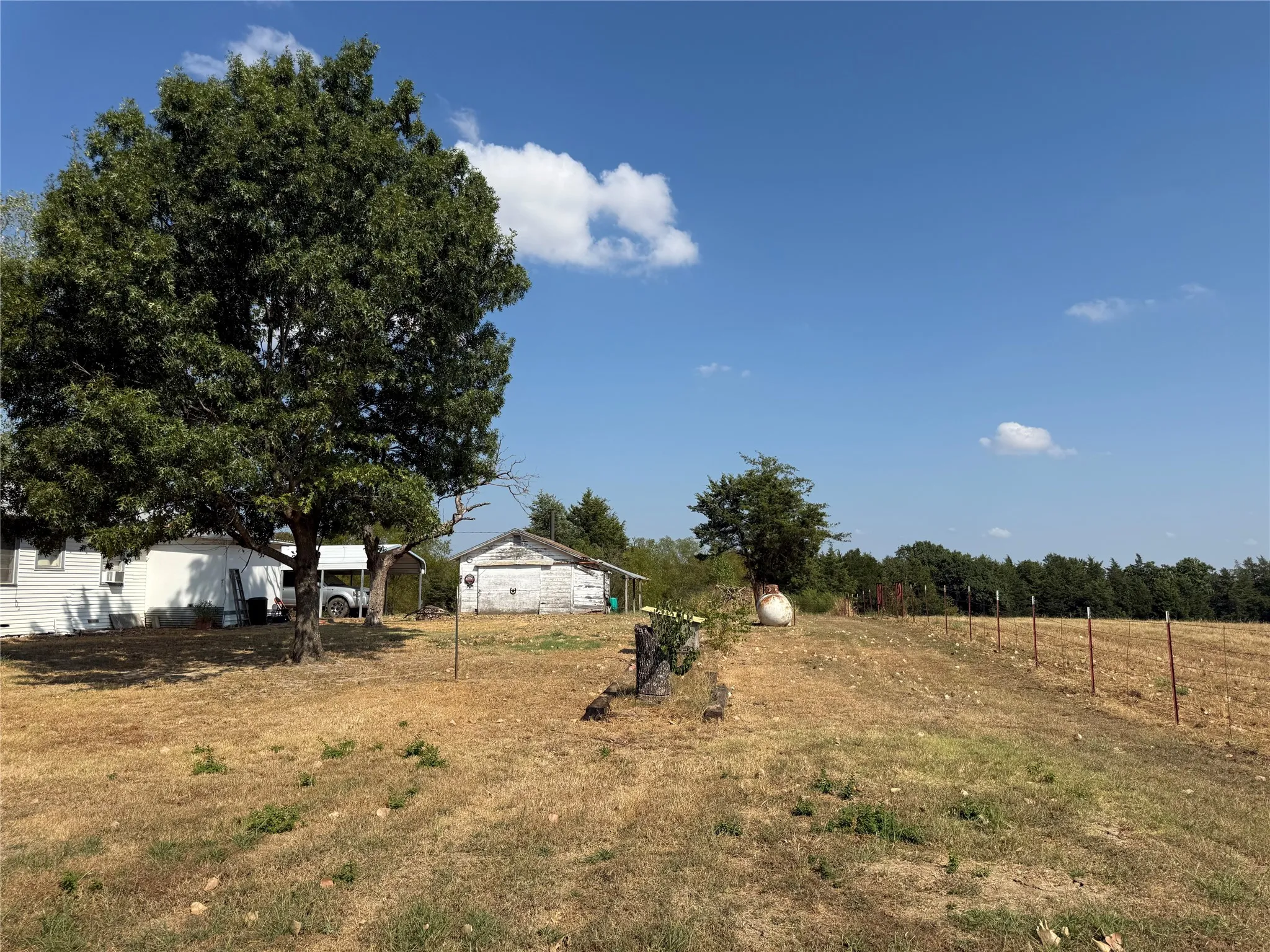 Single Family Residence For Sale in Fannin County , 1474 County Road 3370, Ladonia, Texas 75449, 2 Bedroom, 1 Bathroom, Garage spaces, 704 Sqft, built in 1940, mls#21389407, Real Estate Agent in Ladonia, Homes For Sale in Fannin county, Homes For Sale in Ladonia, Realtor in Ladonia Texas, Real Estate Brokerage Independent Realty Texas, Luminita Cordes Realtor