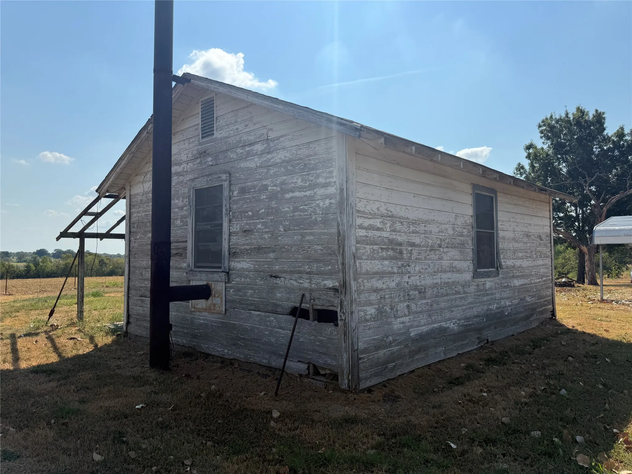 Single Family Residence For Sale in Fannin County , 1474 County Road 3370, Ladonia, Texas 75449, 2 Bedroom, 1 Bathroom, Garage spaces, 704 Sqft, built in 1940, mls#21389407, Real Estate Agent in Ladonia, Homes For Sale in Fannin county, Homes For Sale in Ladonia, Realtor in Ladonia Texas, Real Estate Brokerage Independent Realty Texas, Luminita Cordes Realtor