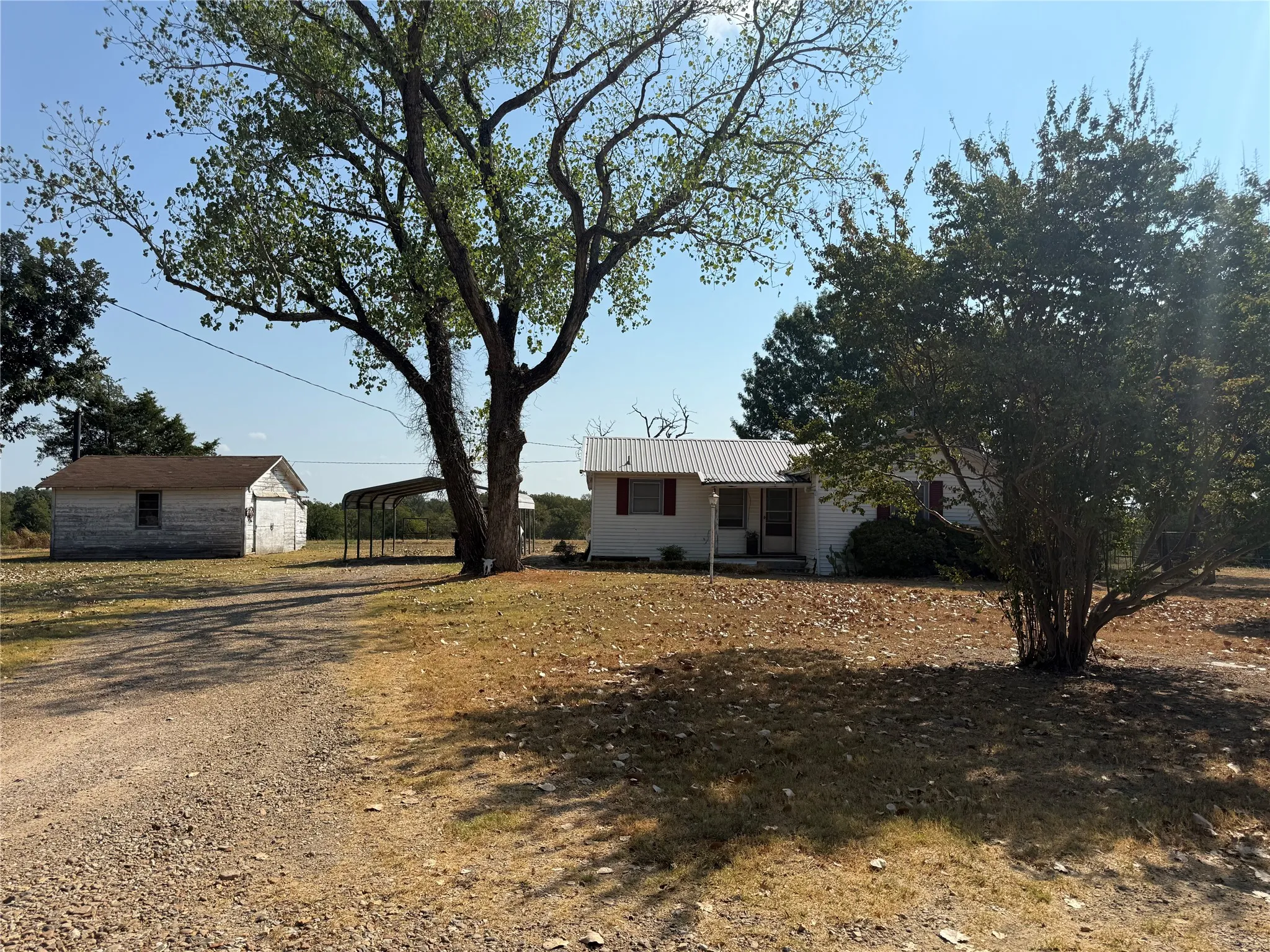 Single Family Residence For Sale in Fannin County , 1474 County Road 3370, Ladonia, Texas 75449, 2 Bedroom, 1 Bathroom, Garage spaces, 704 Sqft, built in 1940, mls#21389407, Real Estate Agent in Ladonia, Homes For Sale in Fannin county, Homes For Sale in Ladonia, Realtor in Ladonia Texas, Real Estate Brokerage Independent Realty Texas, Luminita Cordes Realtor