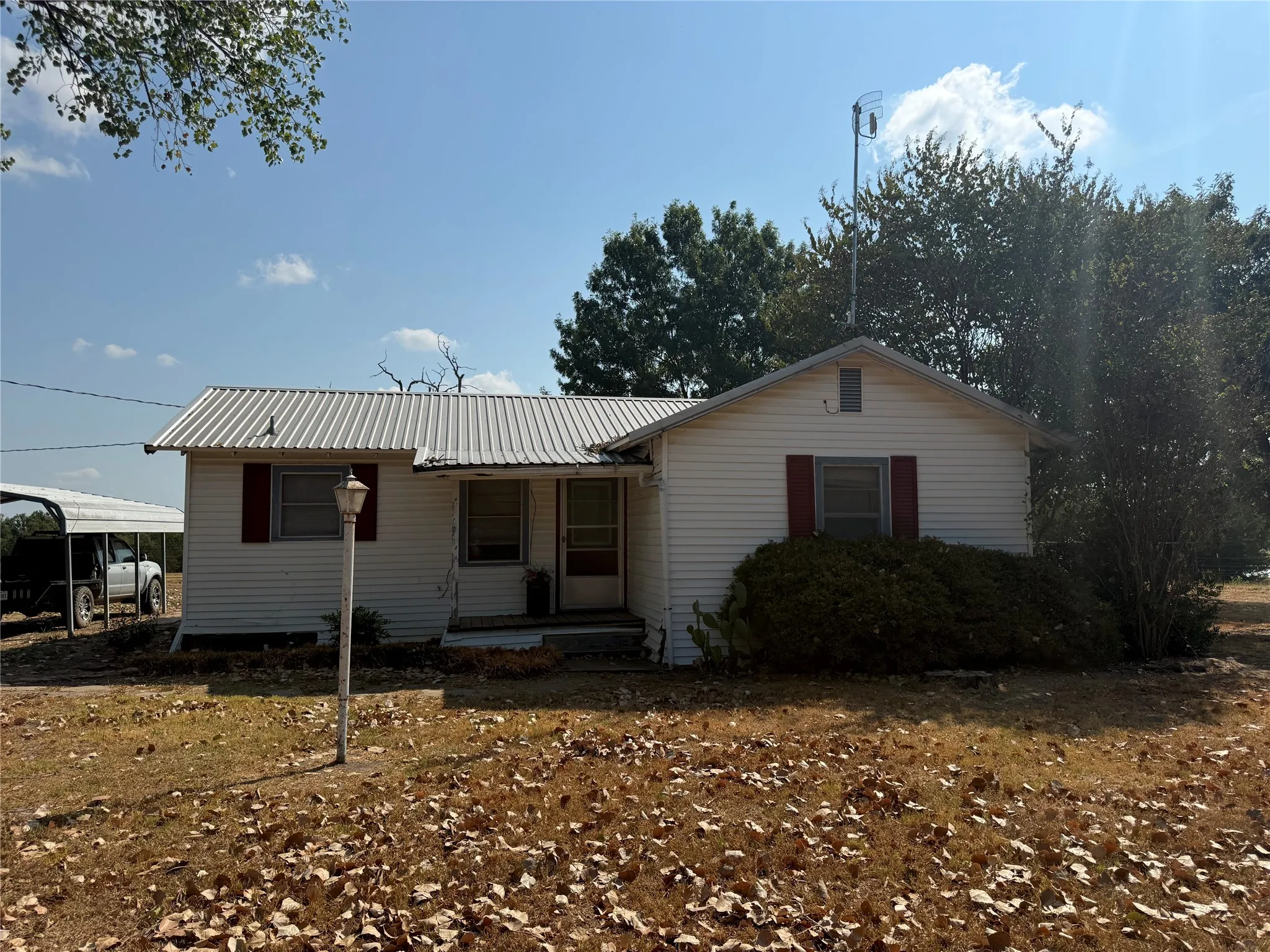 Single Family Residence For Sale in Fannin County , 1474 County Road 3370, Ladonia, Texas 75449, 2 Bedroom, 1 Bathroom, Garage spaces, 704 Sqft, built in 1940, mls#21389407, Real Estate Agent in Ladonia, Homes For Sale in Fannin county, Homes For Sale in Ladonia, Realtor in Ladonia Texas, Real Estate Brokerage Independent Realty Texas, Luminita Cordes Realtor
