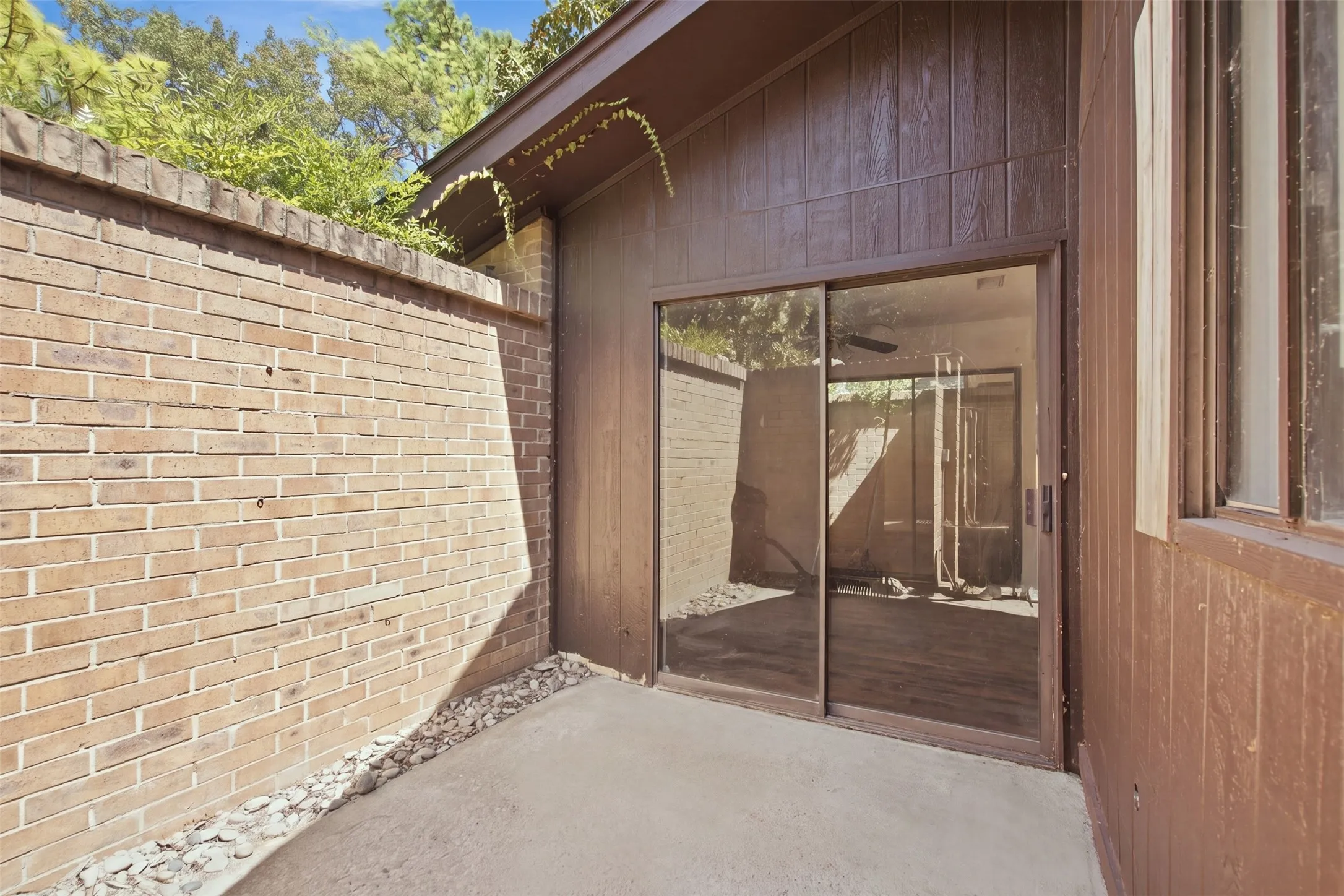 Single Family Residence For Sale in Tarrant County , 2202 Green Gate Drive, Arlington, Texas 76012, 3 Bedroom, 2 Bathroom, Garage spaces, 1,651 Sqft, built in 1976, mls#21388790, Real Estate Agent in Arlington, Homes For Sale in Tarrant county, Homes For Sale in Arlington, Realtor in Arlington Texas, Real Estate Brokerage Independent Realty Texas, Luminita Cordes Realtor