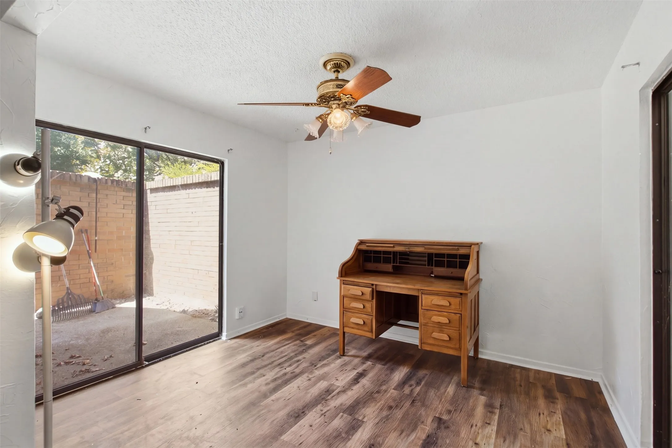 Single Family Residence For Sale in Tarrant County , 2202 Green Gate Drive, Arlington, Texas 76012, 3 Bedroom, 2 Bathroom, Garage spaces, 1,651 Sqft, built in 1976, mls#21388790, Real Estate Agent in Arlington, Homes For Sale in Tarrant county, Homes For Sale in Arlington, Realtor in Arlington Texas, Real Estate Brokerage Independent Realty Texas, Luminita Cordes Realtor