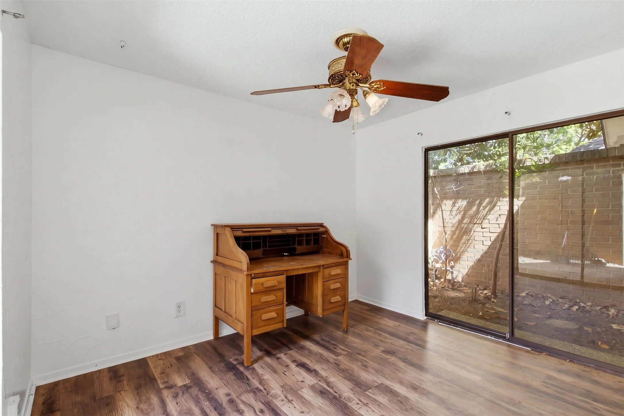 Single Family Residence For Sale in Tarrant County , 2202 Green Gate Drive, Arlington, Texas 76012, 3 Bedroom, 2 Bathroom, Garage spaces, 1,651 Sqft, built in 1976, mls#21388790, Real Estate Agent in Arlington, Homes For Sale in Tarrant county, Homes For Sale in Arlington, Realtor in Arlington Texas, Real Estate Brokerage Independent Realty Texas, Luminita Cordes Realtor