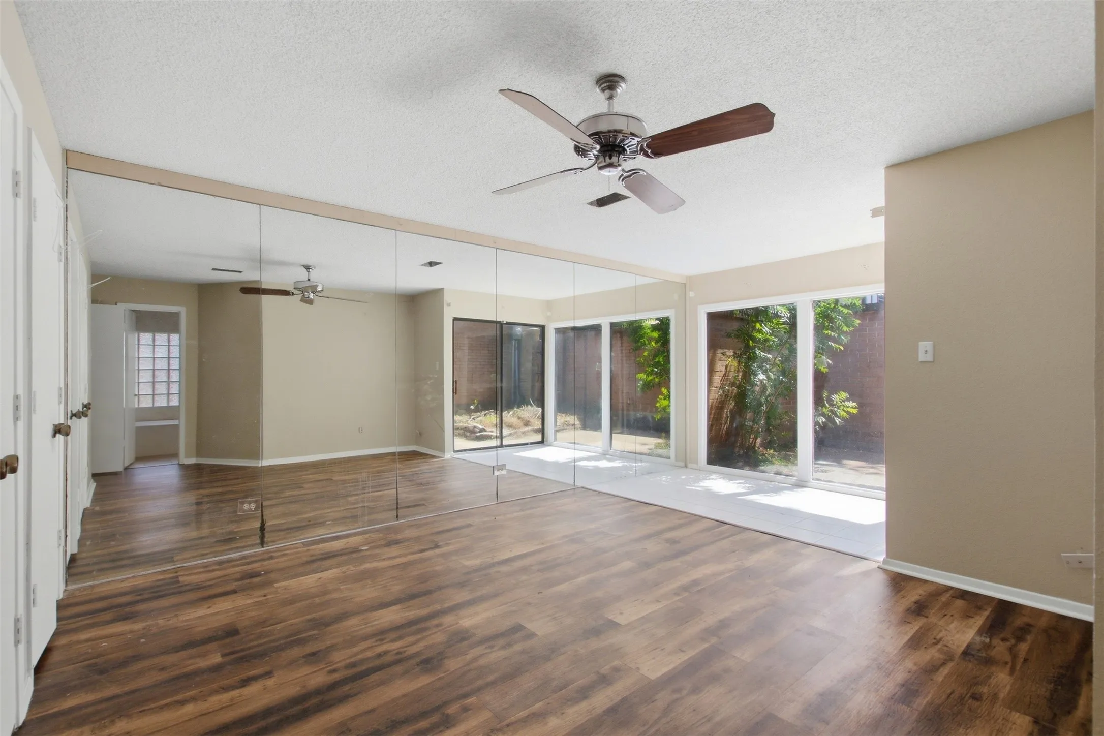 Single Family Residence For Sale in Tarrant County , 2202 Green Gate Drive, Arlington, Texas 76012, 3 Bedroom, 2 Bathroom, Garage spaces, 1,651 Sqft, built in 1976, mls#21388790, Real Estate Agent in Arlington, Homes For Sale in Tarrant county, Homes For Sale in Arlington, Realtor in Arlington Texas, Real Estate Brokerage Independent Realty Texas, Luminita Cordes Realtor