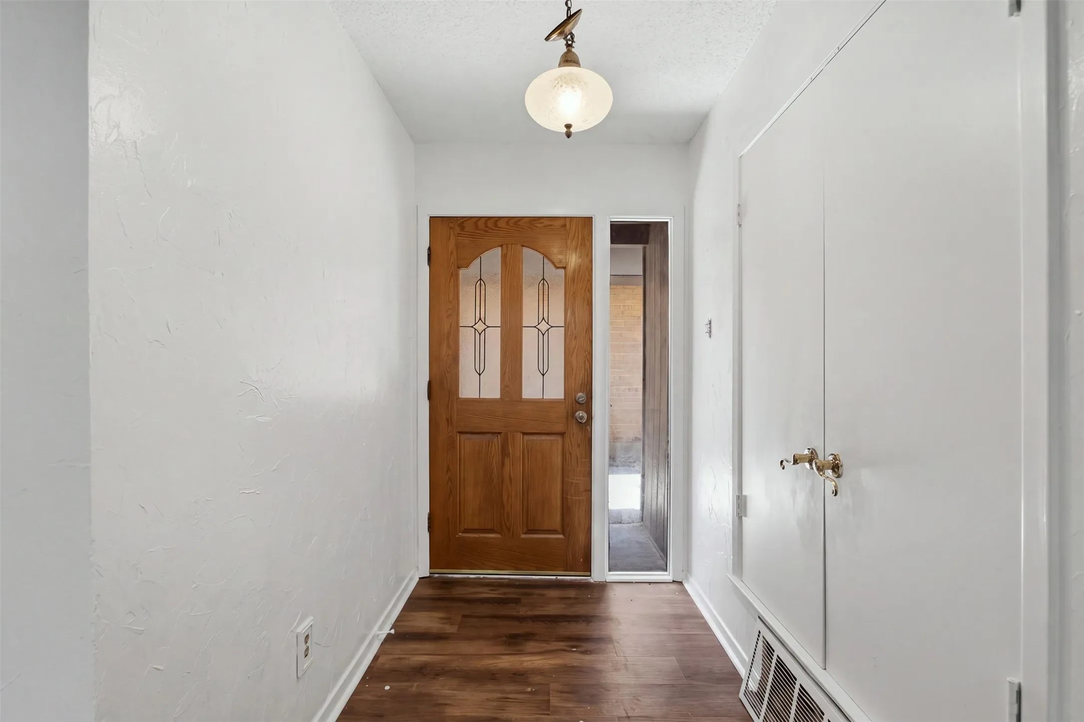 Single Family Residence For Sale in Tarrant County , 2202 Green Gate Drive, Arlington, Texas 76012, 3 Bedroom, 2 Bathroom, Garage spaces, 1,651 Sqft, built in 1976, mls#21388790, Real Estate Agent in Arlington, Homes For Sale in Tarrant county, Homes For Sale in Arlington, Realtor in Arlington Texas, Real Estate Brokerage Independent Realty Texas, Luminita Cordes Realtor