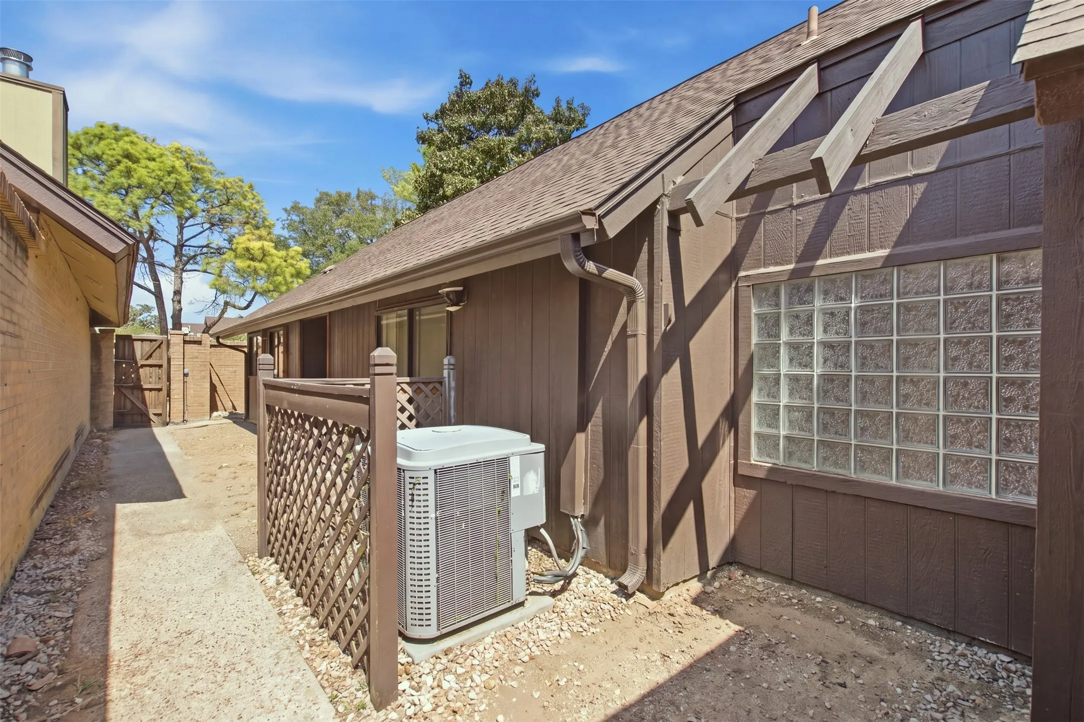 Single Family Residence For Sale in Tarrant County , 2202 Green Gate Drive, Arlington, Texas 76012, 3 Bedroom, 2 Bathroom, Garage spaces, 1,651 Sqft, built in 1976, mls#21388790, Real Estate Agent in Arlington, Homes For Sale in Tarrant county, Homes For Sale in Arlington, Realtor in Arlington Texas, Real Estate Brokerage Independent Realty Texas, Luminita Cordes Realtor