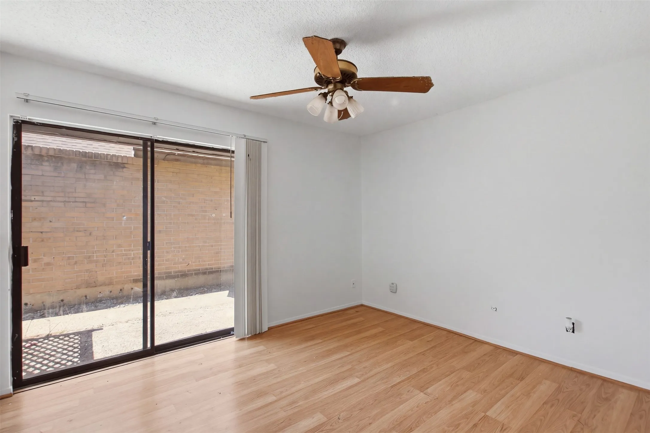 Single Family Residence For Sale in Tarrant County , 2202 Green Gate Drive, Arlington, Texas 76012, 3 Bedroom, 2 Bathroom, Garage spaces, 1,651 Sqft, built in 1976, mls#21388790, Real Estate Agent in Arlington, Homes For Sale in Tarrant county, Homes For Sale in Arlington, Realtor in Arlington Texas, Real Estate Brokerage Independent Realty Texas, Luminita Cordes Realtor