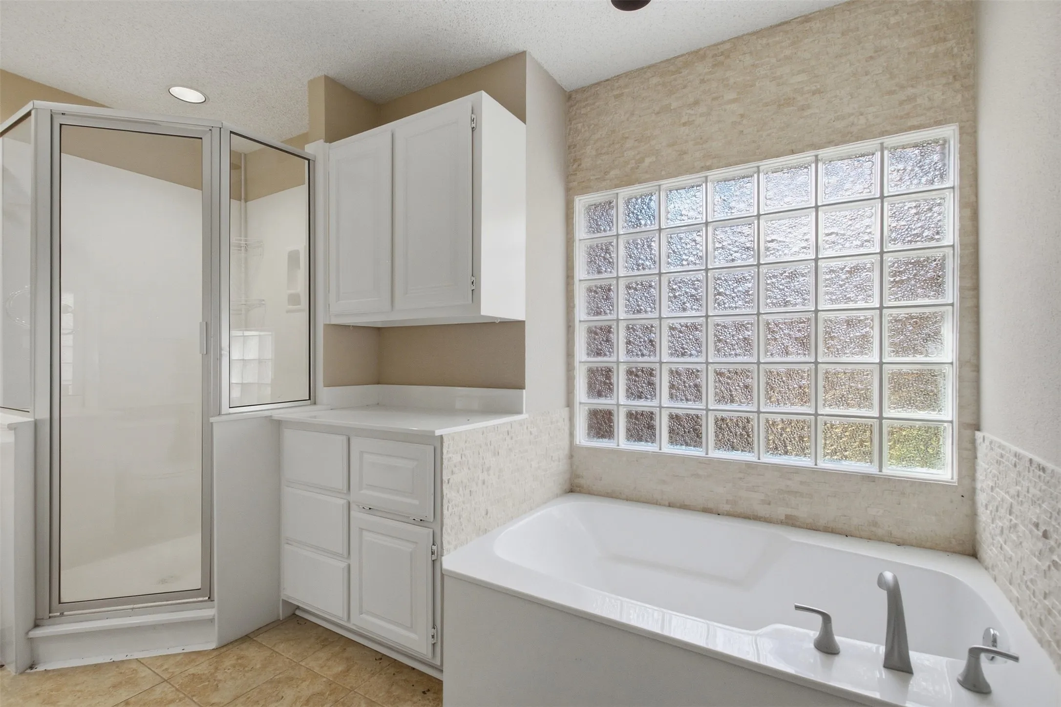 Single Family Residence For Sale in Tarrant County , 2202 Green Gate Drive, Arlington, Texas 76012, 3 Bedroom, 2 Bathroom, Garage spaces, 1,651 Sqft, built in 1976, mls#21388790, Real Estate Agent in Arlington, Homes For Sale in Tarrant county, Homes For Sale in Arlington, Realtor in Arlington Texas, Real Estate Brokerage Independent Realty Texas, Luminita Cordes Realtor