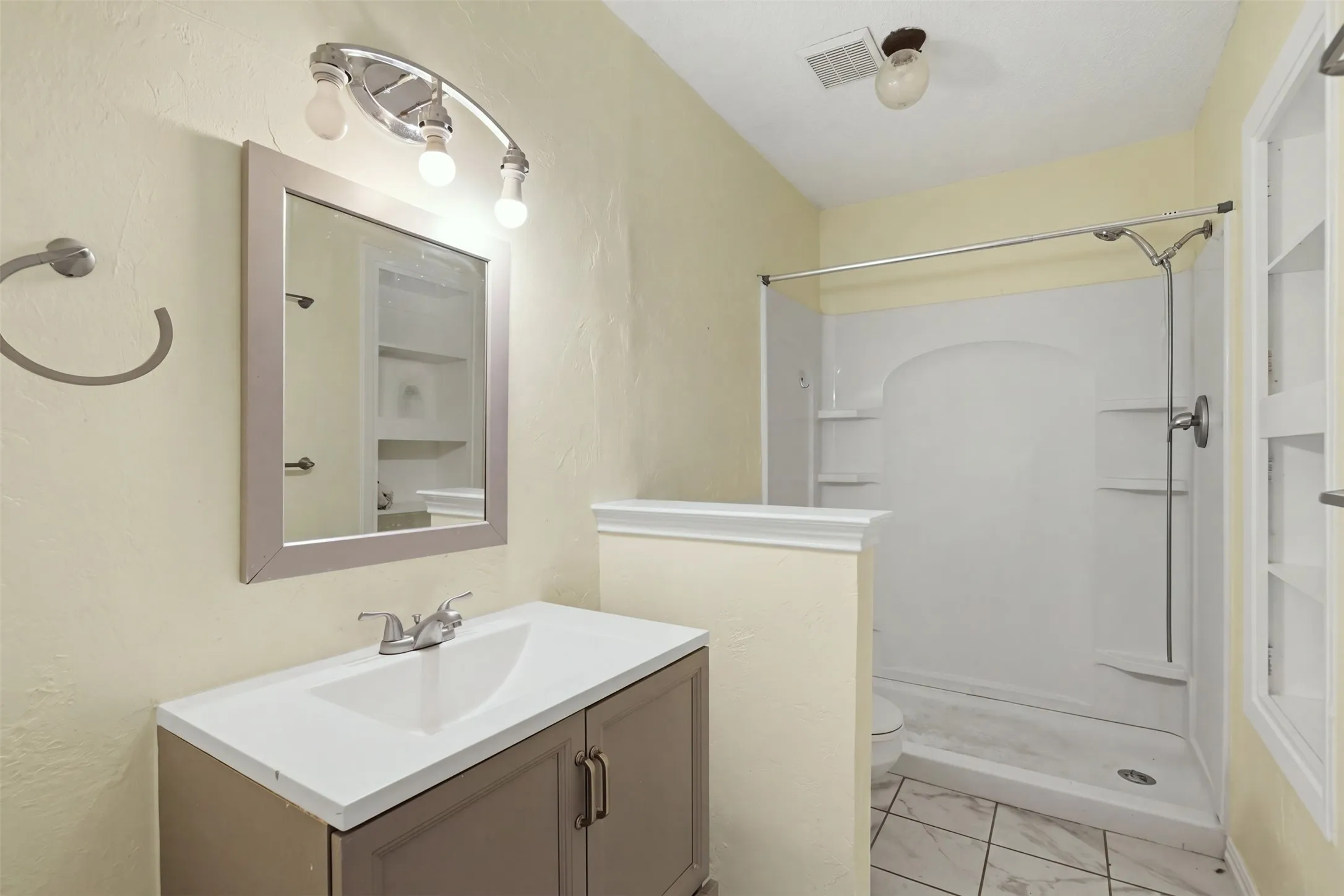 Single Family Residence For Sale in Tarrant County , 2202 Green Gate Drive, Arlington, Texas 76012, 3 Bedroom, 2 Bathroom, Garage spaces, 1,651 Sqft, built in 1976, mls#21388790, Real Estate Agent in Arlington, Homes For Sale in Tarrant county, Homes For Sale in Arlington, Realtor in Arlington Texas, Real Estate Brokerage Independent Realty Texas, Luminita Cordes Realtor