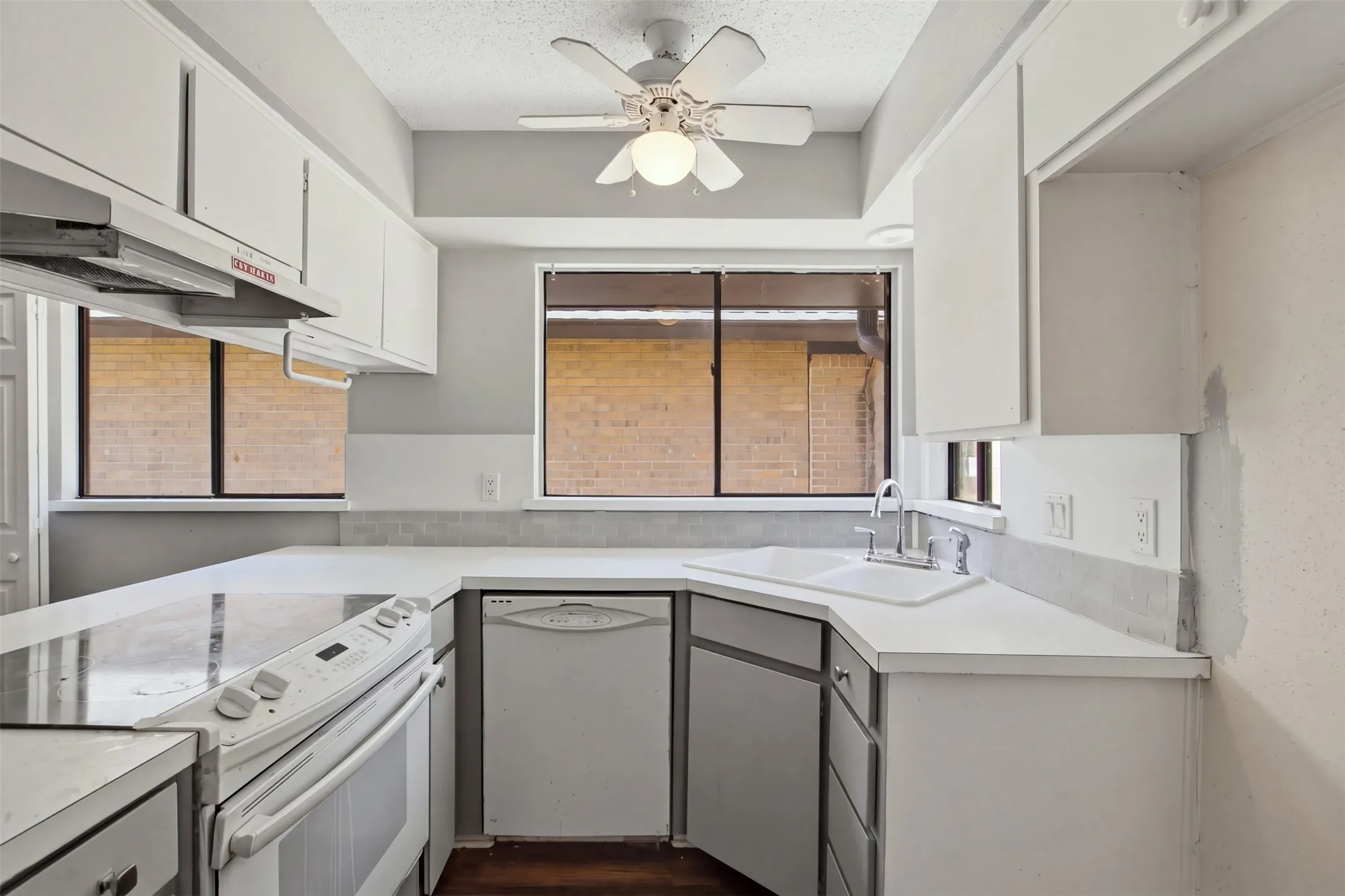 Single Family Residence For Sale in Tarrant County , 2202 Green Gate Drive, Arlington, Texas 76012, 3 Bedroom, 2 Bathroom, Garage spaces, 1,651 Sqft, built in 1976, mls#21388790, Real Estate Agent in Arlington, Homes For Sale in Tarrant county, Homes For Sale in Arlington, Realtor in Arlington Texas, Real Estate Brokerage Independent Realty Texas, Luminita Cordes Realtor