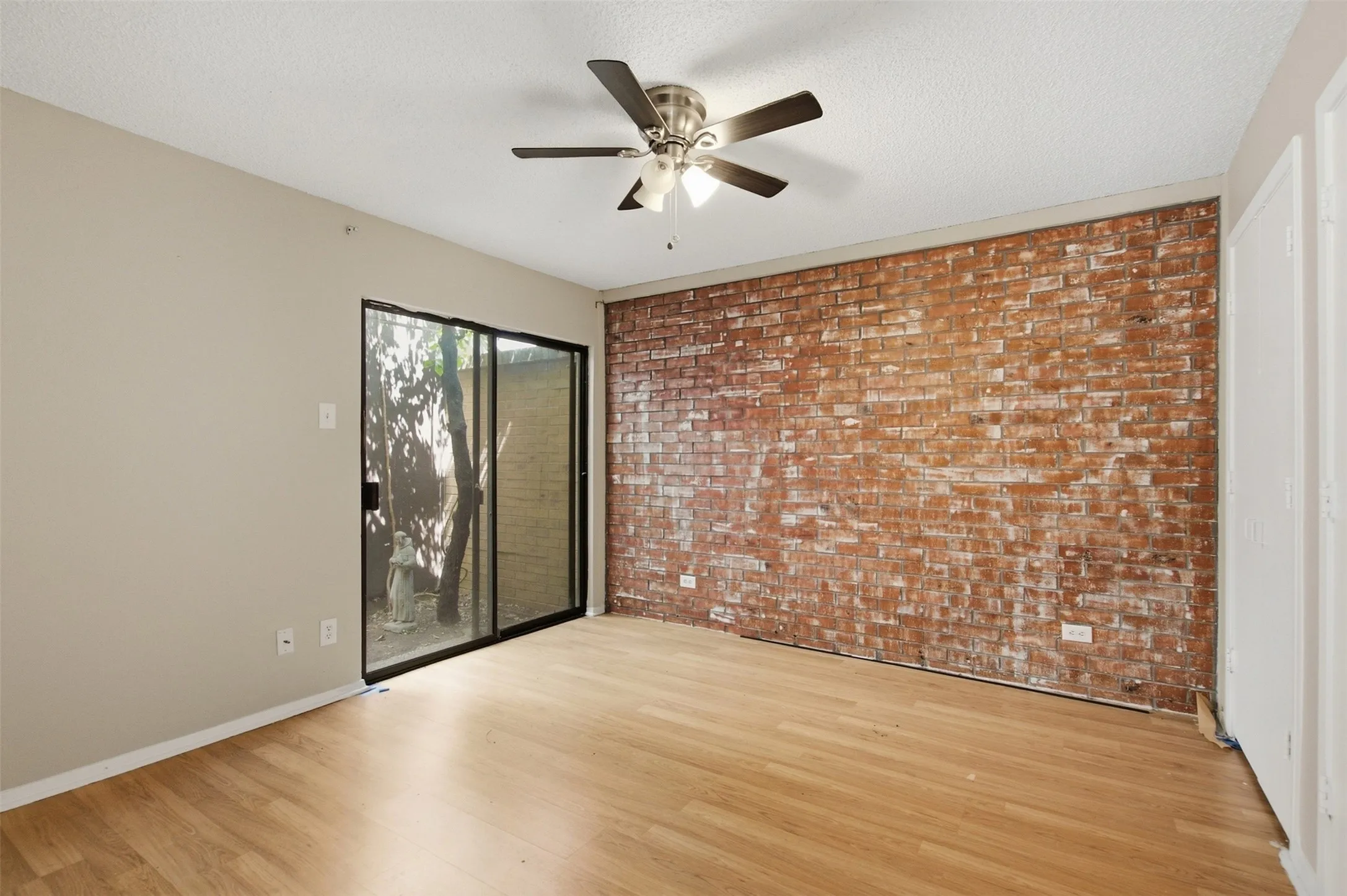 Single Family Residence For Sale in Tarrant County , 2202 Green Gate Drive, Arlington, Texas 76012, 3 Bedroom, 2 Bathroom, Garage spaces, 1,651 Sqft, built in 1976, mls#21388790, Real Estate Agent in Arlington, Homes For Sale in Tarrant county, Homes For Sale in Arlington, Realtor in Arlington Texas, Real Estate Brokerage Independent Realty Texas, Luminita Cordes Realtor
