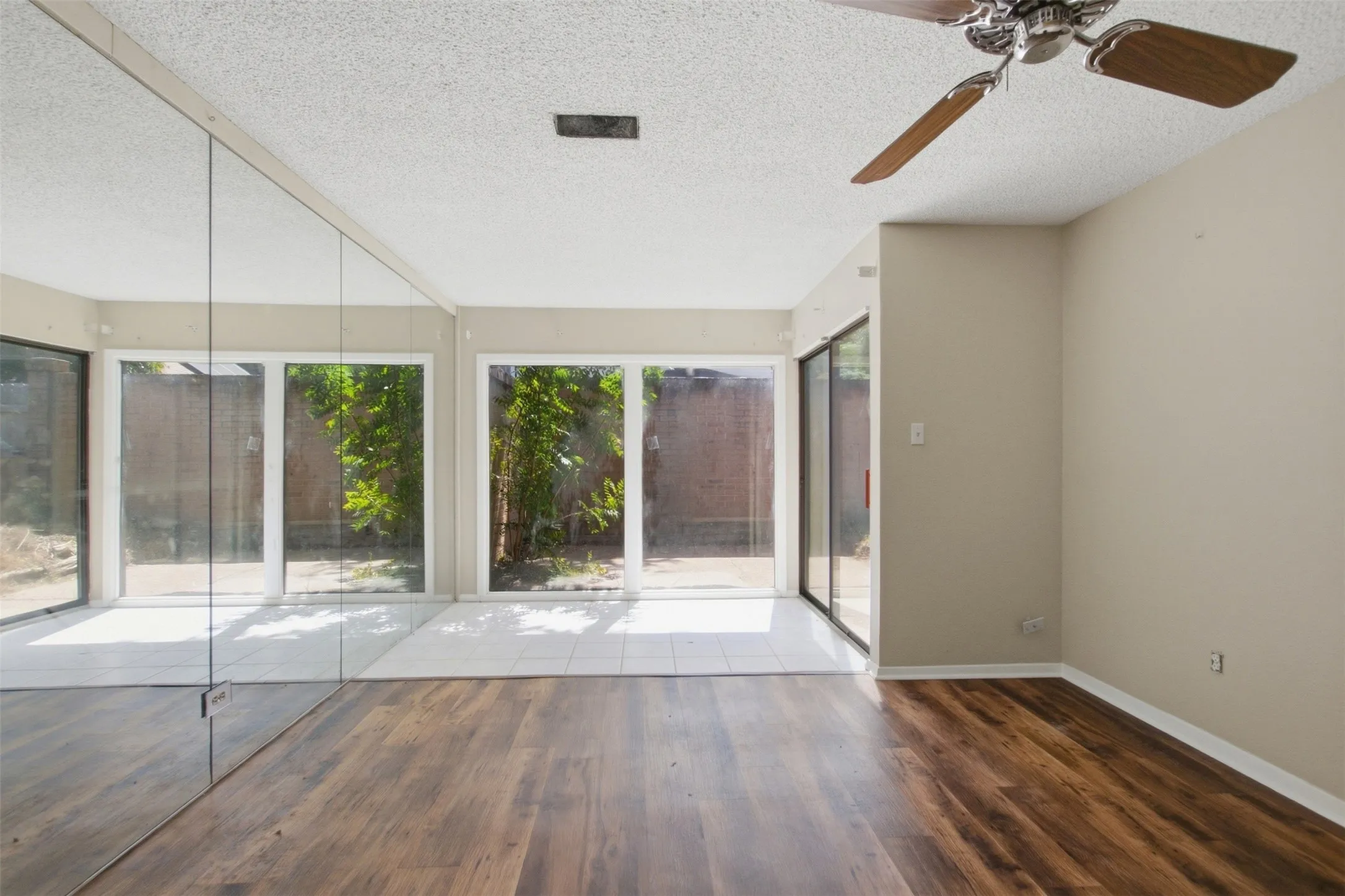 Single Family Residence For Sale in Tarrant County , 2202 Green Gate Drive, Arlington, Texas 76012, 3 Bedroom, 2 Bathroom, Garage spaces, 1,651 Sqft, built in 1976, mls#21388790, Real Estate Agent in Arlington, Homes For Sale in Tarrant county, Homes For Sale in Arlington, Realtor in Arlington Texas, Real Estate Brokerage Independent Realty Texas, Luminita Cordes Realtor