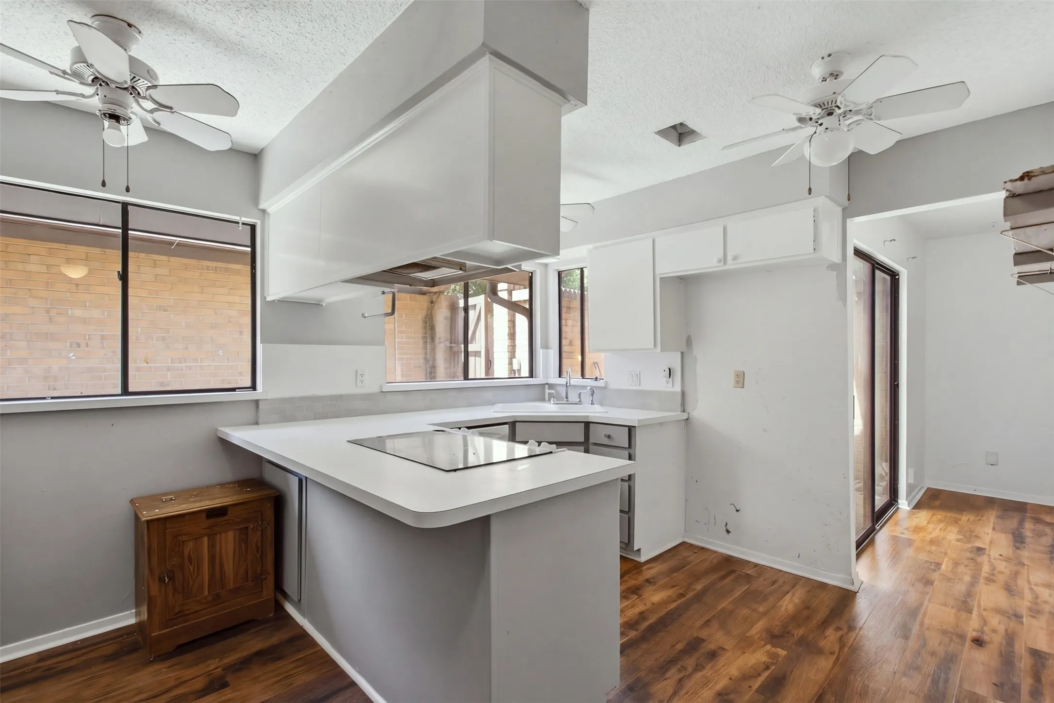 Single Family Residence For Sale in Tarrant County , 2202 Green Gate Drive, Arlington, Texas 76012, 3 Bedroom, 2 Bathroom, Garage spaces, 1,651 Sqft, built in 1976, mls#21388790, Real Estate Agent in Arlington, Homes For Sale in Tarrant county, Homes For Sale in Arlington, Realtor in Arlington Texas, Real Estate Brokerage Independent Realty Texas, Luminita Cordes Realtor