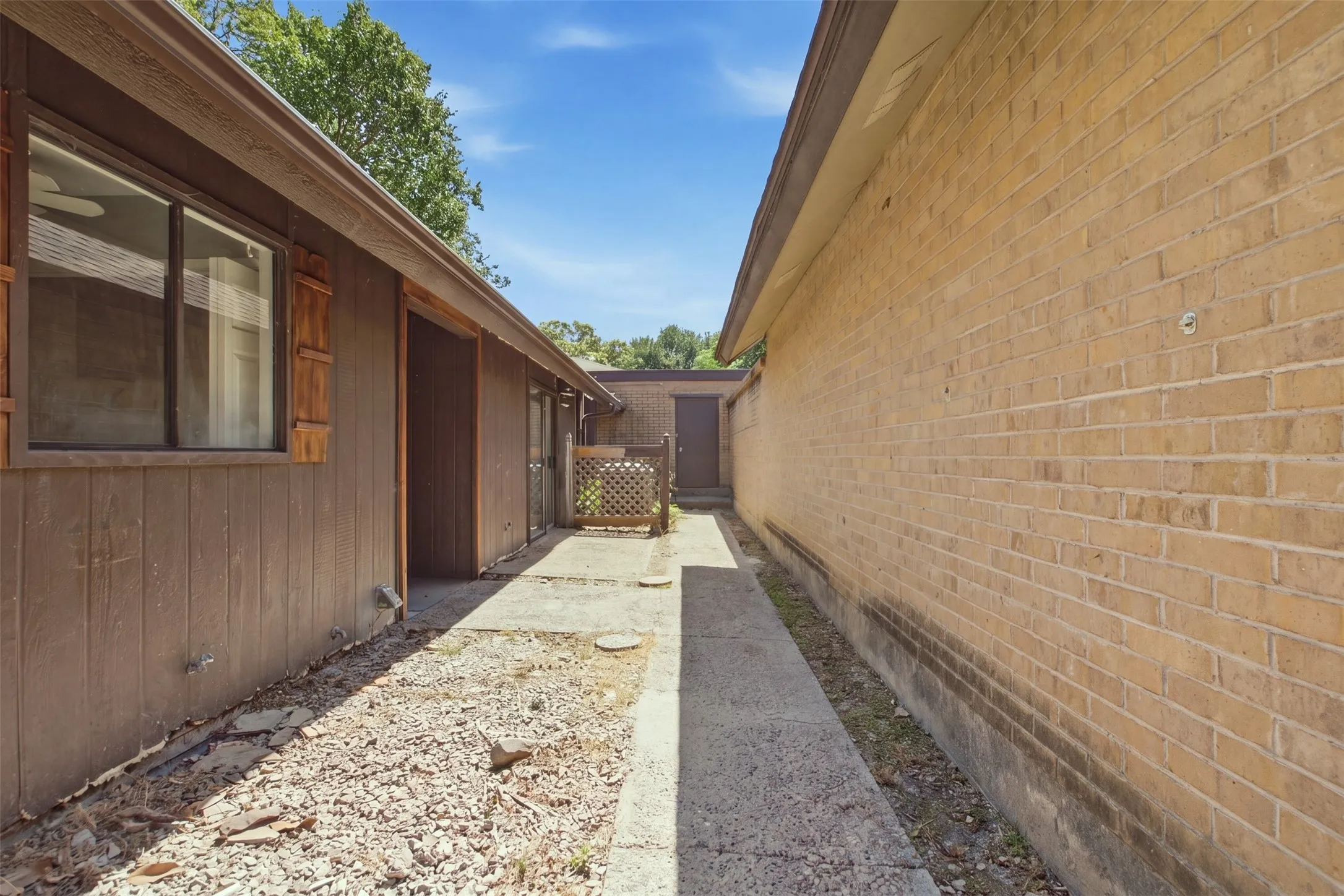 Single Family Residence For Sale in Tarrant County , 2202 Green Gate Drive, Arlington, Texas 76012, 3 Bedroom, 2 Bathroom, Garage spaces, 1,651 Sqft, built in 1976, mls#21388790, Real Estate Agent in Arlington, Homes For Sale in Tarrant county, Homes For Sale in Arlington, Realtor in Arlington Texas, Real Estate Brokerage Independent Realty Texas, Luminita Cordes Realtor