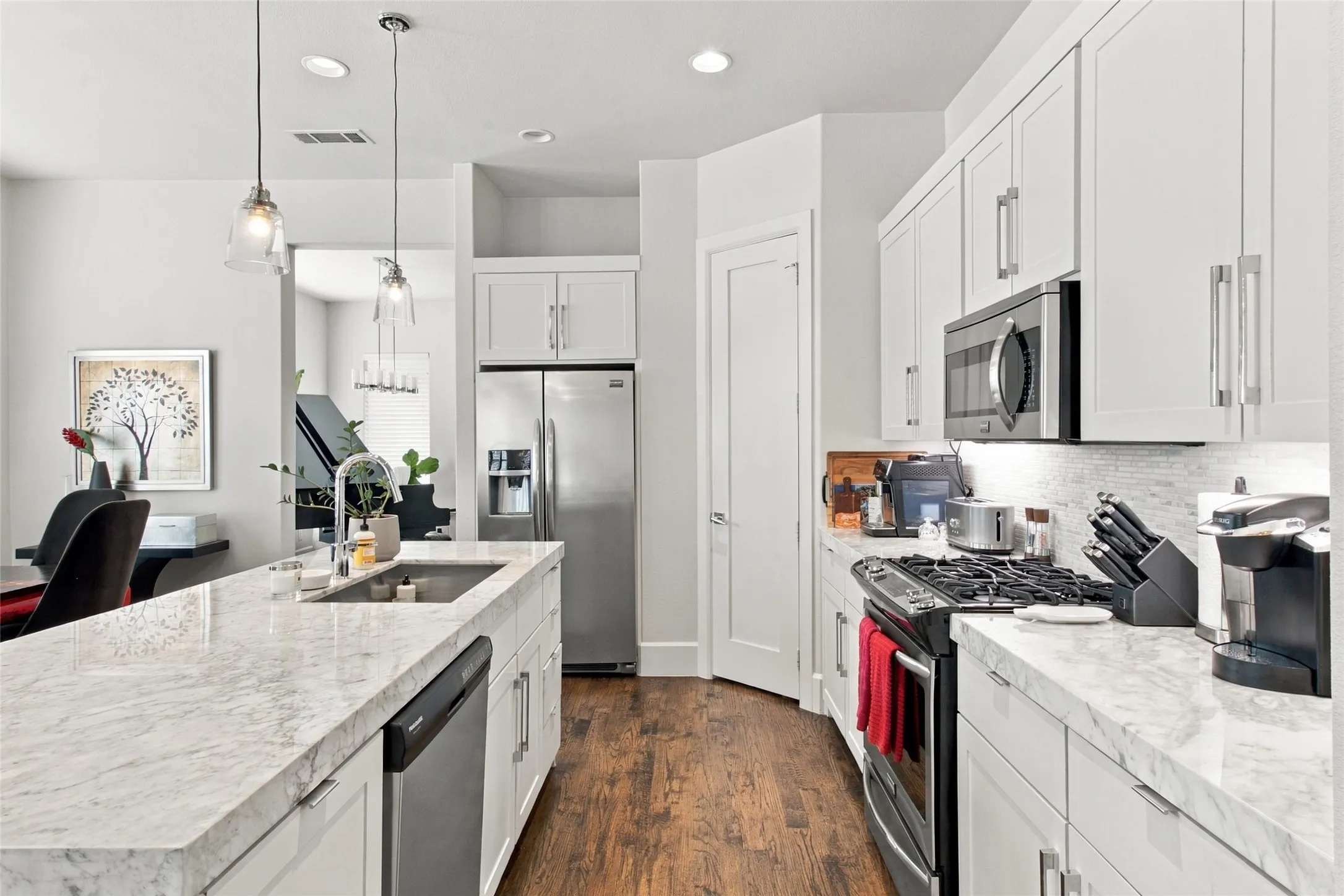 Single Family Residence For Rent in Dallas County , 5539 Ellsworth Avenue, Dallas, Texas 75206, 3 Bedroom, 3 Bathroom, 2 Garage spaces, 2,789 Sqft, built in 2015, mls#21387004, Real Estate Agent in Dallas, Homes For Rent in Dallas county, Homes For Rent in Dallas, Realtor in Dallas Texas, Real Estate Brokerage Independent Realty Texas, Luminita Cordes Realtor