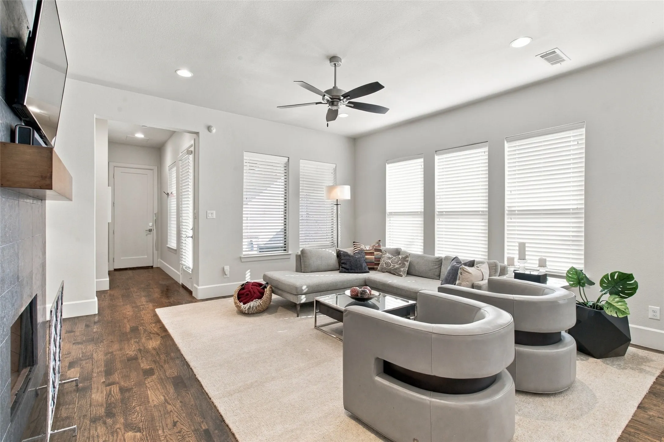 Single Family Residence For Rent in Dallas County , 5539 Ellsworth Avenue, Dallas, Texas 75206, 3 Bedroom, 3 Bathroom, 2 Garage spaces, 2,789 Sqft, built in 2015, mls#21387004, Real Estate Agent in Dallas, Homes For Rent in Dallas county, Homes For Rent in Dallas, Realtor in Dallas Texas, Real Estate Brokerage Independent Realty Texas, Luminita Cordes Realtor