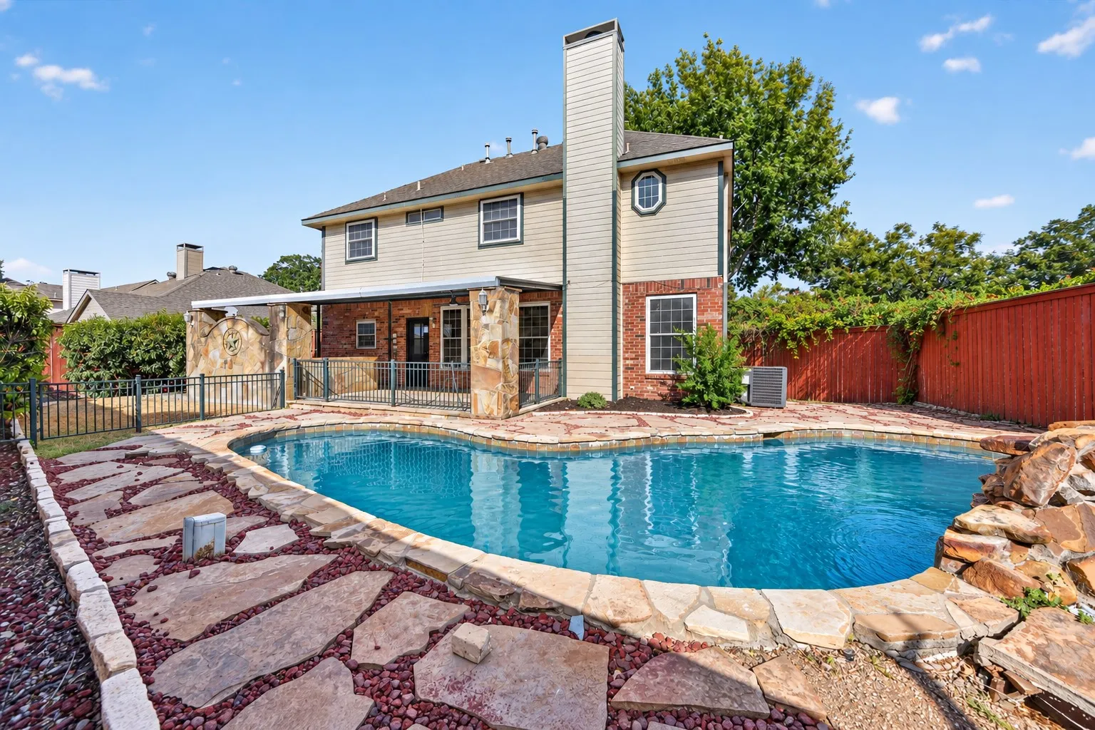 Single Family Residence For Sale in Denton County , 2014 Choctaw Ridge Drive, Lewisville, Texas 75067, 4 Bedroom, 3 Bathroom, 2 Garage spaces, 2,204 Sqft, built in 1991, mls#21389271, Real Estate Agent in Lewisville, Homes For Sale in Denton county, Homes For Sale in Lewisville, Realtor in Lewisville Texas, Real Estate Brokerage Independent Realty Texas, Luminita Cordes Realtor