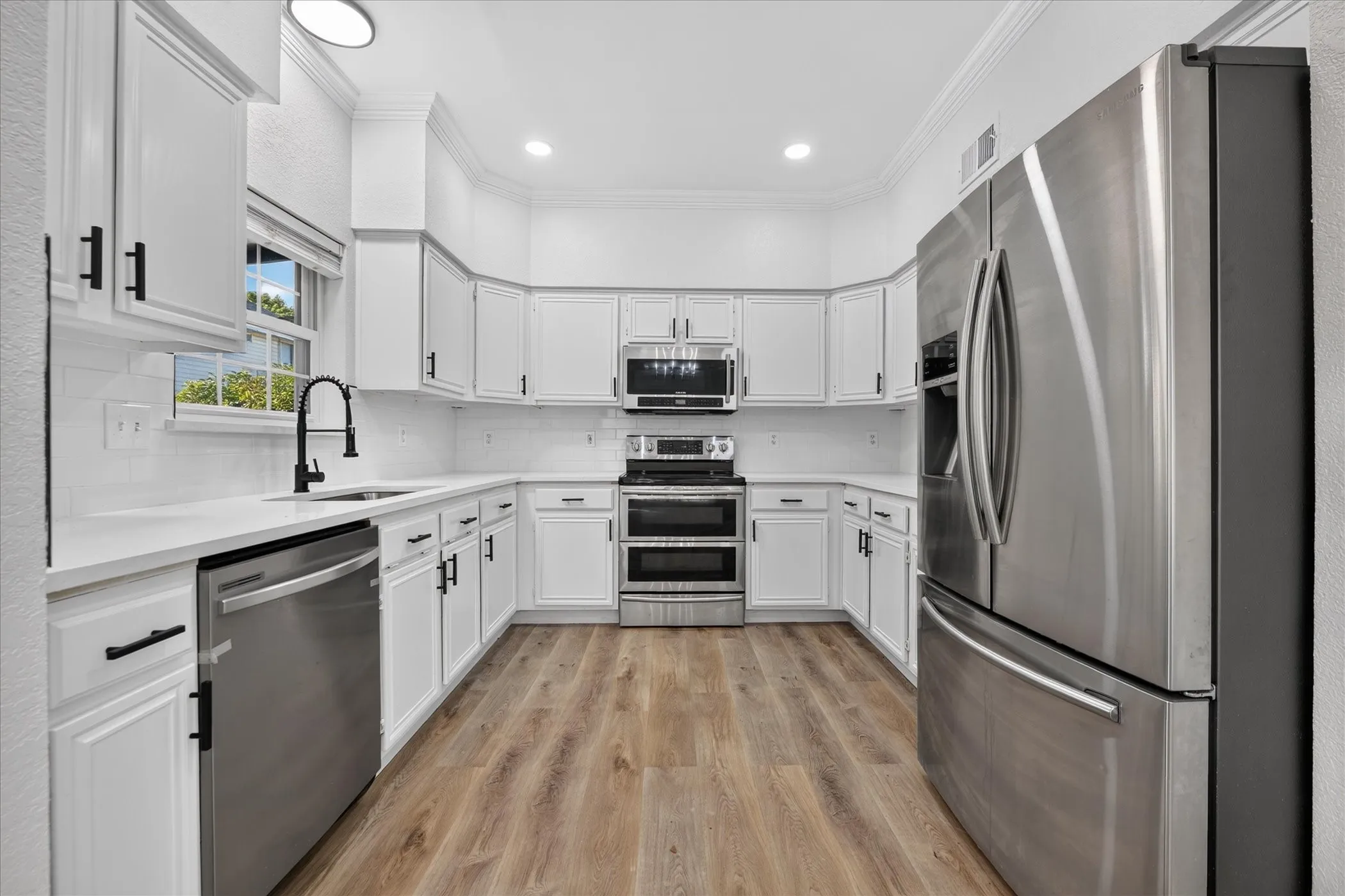 Single Family Residence For Sale in Denton County , 2014 Choctaw Ridge Drive, Lewisville, Texas 75067, 4 Bedroom, 3 Bathroom, 2 Garage spaces, 2,204 Sqft, built in 1991, mls#21389271, Real Estate Agent in Lewisville, Homes For Sale in Denton county, Homes For Sale in Lewisville, Realtor in Lewisville Texas, Real Estate Brokerage Independent Realty Texas, Luminita Cordes Realtor