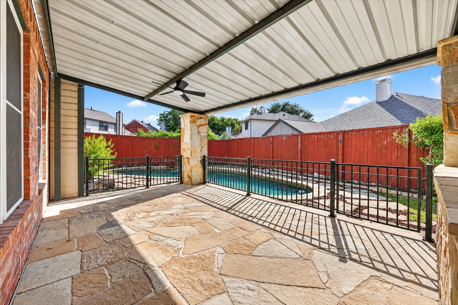 Single Family Residence For Sale in Denton County , 2014 Choctaw Ridge Drive, Lewisville, Texas 75067, 4 Bedroom, 3 Bathroom, 2 Garage spaces, 2,204 Sqft, built in 1991, mls#21389271, Real Estate Agent in Lewisville, Homes For Sale in Denton county, Homes For Sale in Lewisville, Realtor in Lewisville Texas, Real Estate Brokerage Independent Realty Texas, Luminita Cordes Realtor