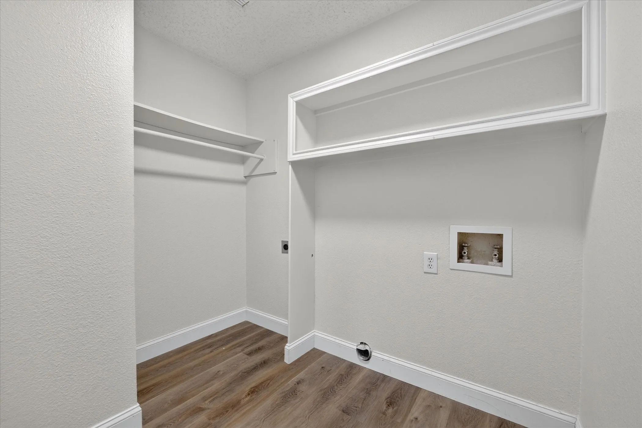 Single Family Residence For Sale in Denton County , 2014 Choctaw Ridge Drive, Lewisville, Texas 75067, 4 Bedroom, 3 Bathroom, 2 Garage spaces, 2,204 Sqft, built in 1991, mls#21389271, Real Estate Agent in Lewisville, Homes For Sale in Denton county, Homes For Sale in Lewisville, Realtor in Lewisville Texas, Real Estate Brokerage Independent Realty Texas, Luminita Cordes Realtor