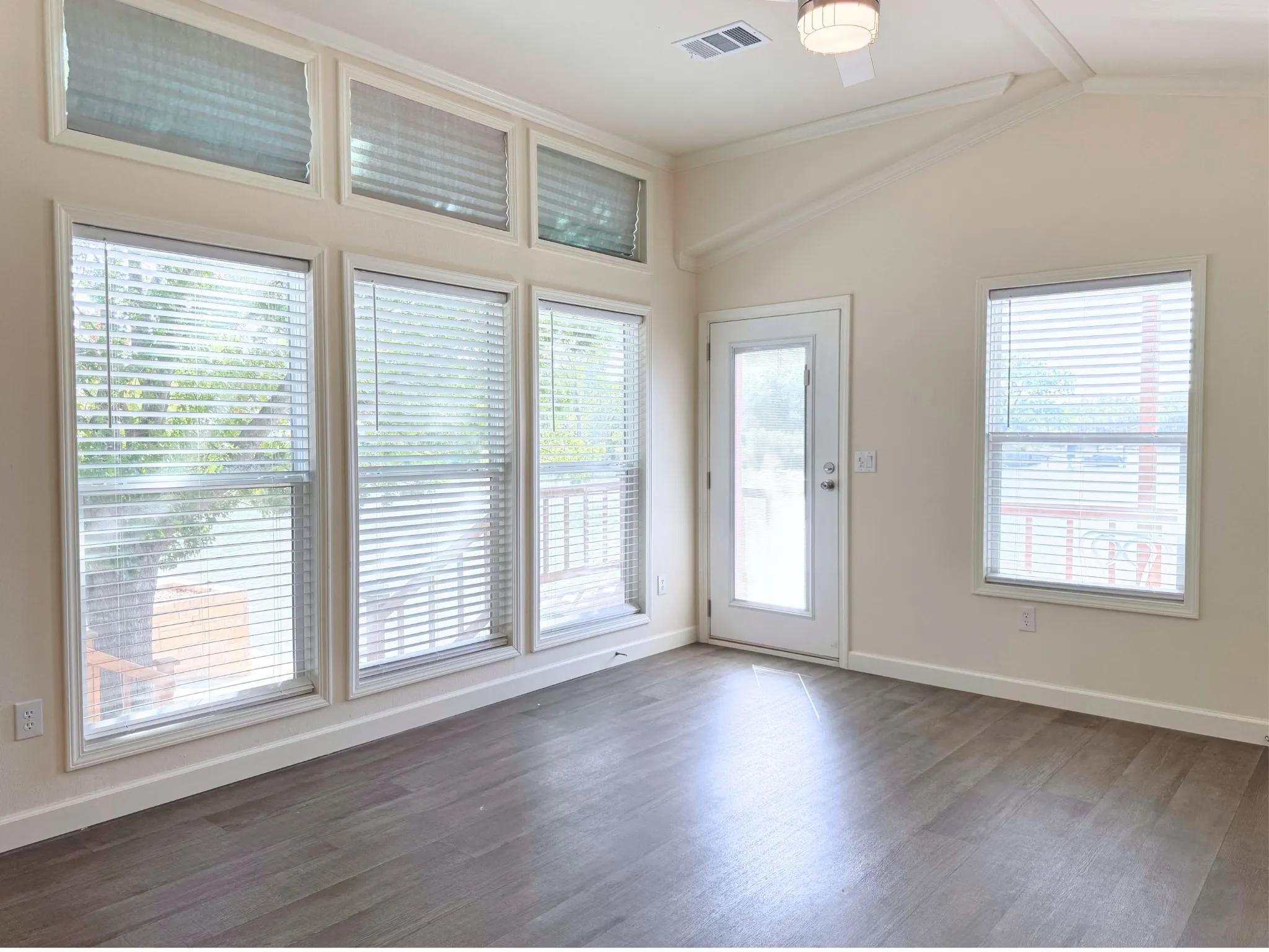 Mobile Home For Sale in Hood County , 819 Brazos Harbor Circle, Granbury, Texas 76048, 2 Bedroom, 2 Bathroom, Garage spaces, 840 Sqft, built in 2022, mls#21384677, Real Estate Agent in Granbury, Homes For Sale in Hood county, Homes For Sale in Granbury, Realtor in Granbury Texas, Real Estate Brokerage Independent Realty Texas, Luminita Cordes Realtor