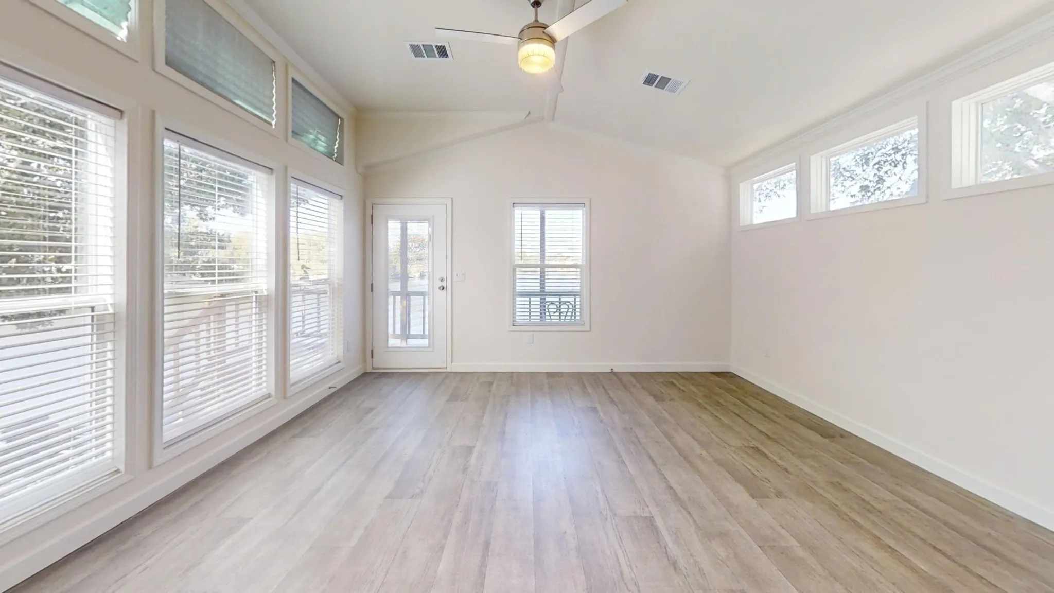 Mobile Home For Sale in Hood County , 819 Brazos Harbor Circle, Granbury, Texas 76048, 2 Bedroom, 2 Bathroom, Garage spaces, 840 Sqft, built in 2022, mls#21384677, Real Estate Agent in Granbury, Homes For Sale in Hood county, Homes For Sale in Granbury, Realtor in Granbury Texas, Real Estate Brokerage Independent Realty Texas, Luminita Cordes Realtor