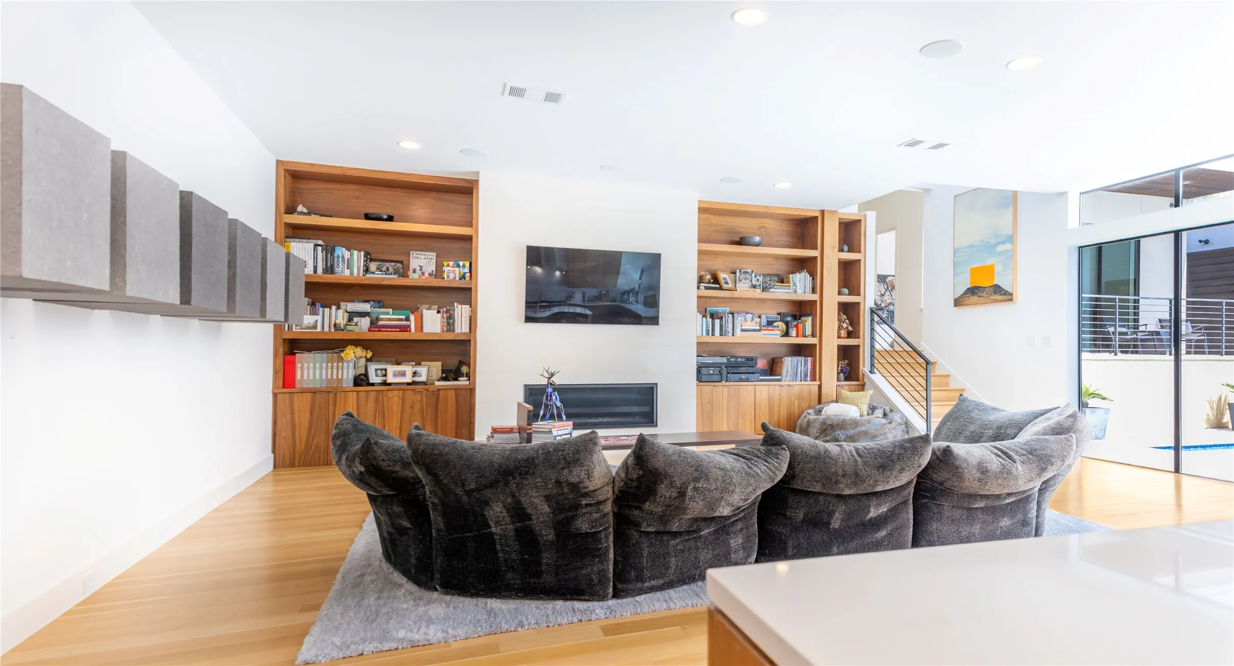 Single Family Residence For Sale in Dallas County , 1510 Eastus Drive, Dallas, Texas 75208, 4 Bedroom, 5 Bathroom, 2 Garage spaces, 4,733 Sqft, built in 2017, mls#21388041, Real Estate Agent in Dallas, Homes For Sale in Dallas county, Homes For Sale in Dallas, Realtor in Dallas Texas, Real Estate Brokerage Independent Realty Texas, Luminita Cordes Realtor