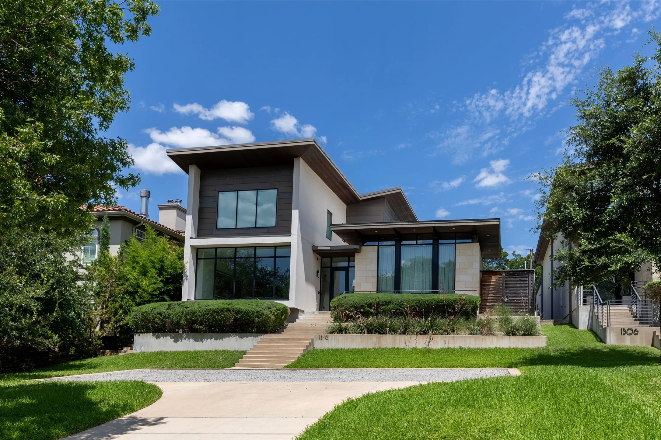 Single Family Residence For Sale in Dallas County , 1510 Eastus Drive, Dallas, Texas 75208, 4 Bedroom, 5 Bathroom, 2 Garage spaces, 4,733 Sqft, built in 2017, mls#21388041, Real Estate Agent in Dallas, Homes For Sale in Dallas county, Homes For Sale in Dallas, Realtor in Dallas Texas, Real Estate Brokerage Independent Realty Texas, Luminita Cordes Realtor