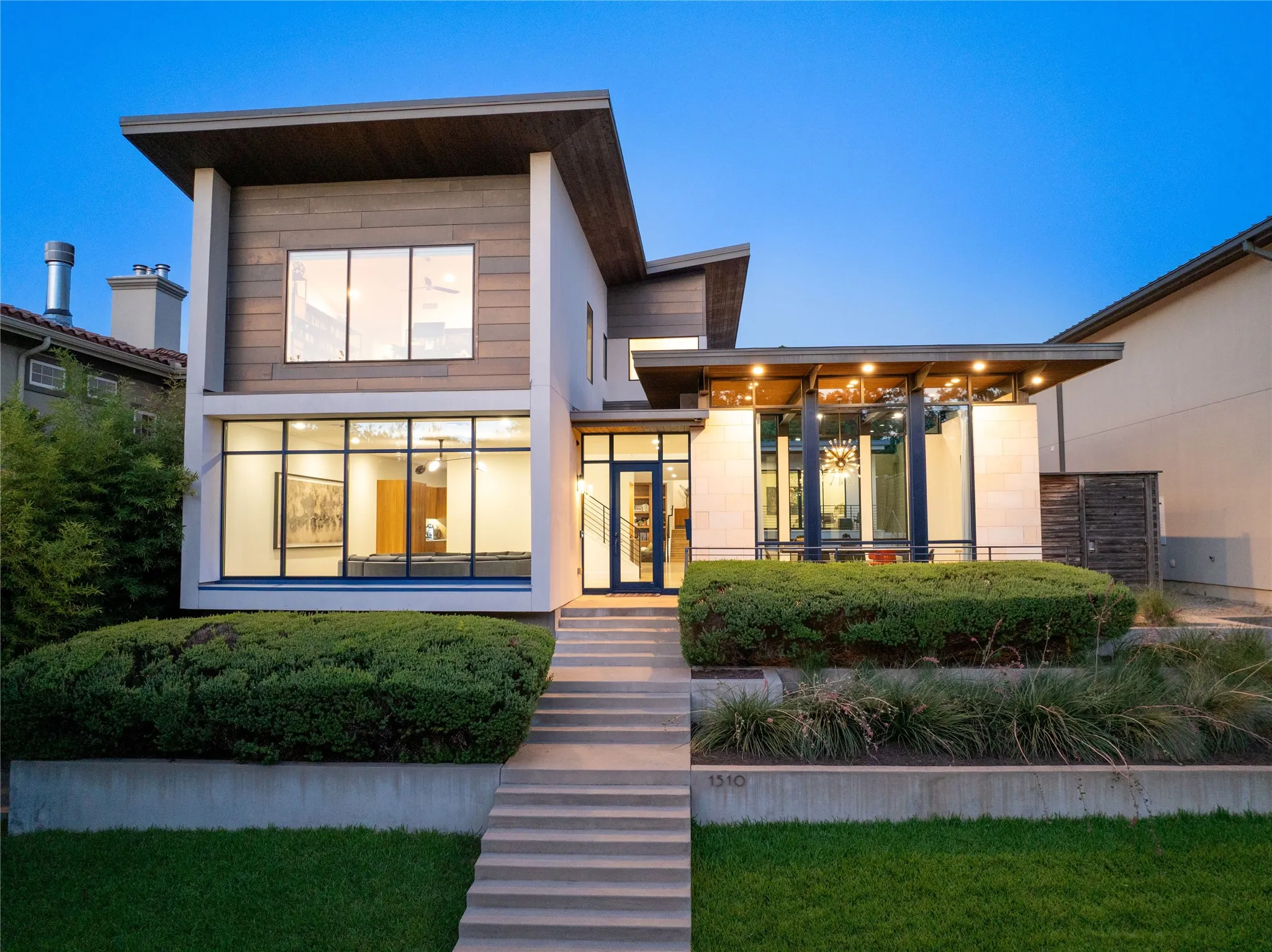 Single Family Residence For Sale in Dallas County , 1510 Eastus Drive, Dallas, Texas 75208, 4 Bedroom, 5 Bathroom, 2 Garage spaces, 4,733 Sqft, built in 2017, mls#21388041, Real Estate Agent in Dallas, Homes For Sale in Dallas county, Homes For Sale in Dallas, Realtor in Dallas Texas, Real Estate Brokerage Independent Realty Texas, Luminita Cordes Realtor