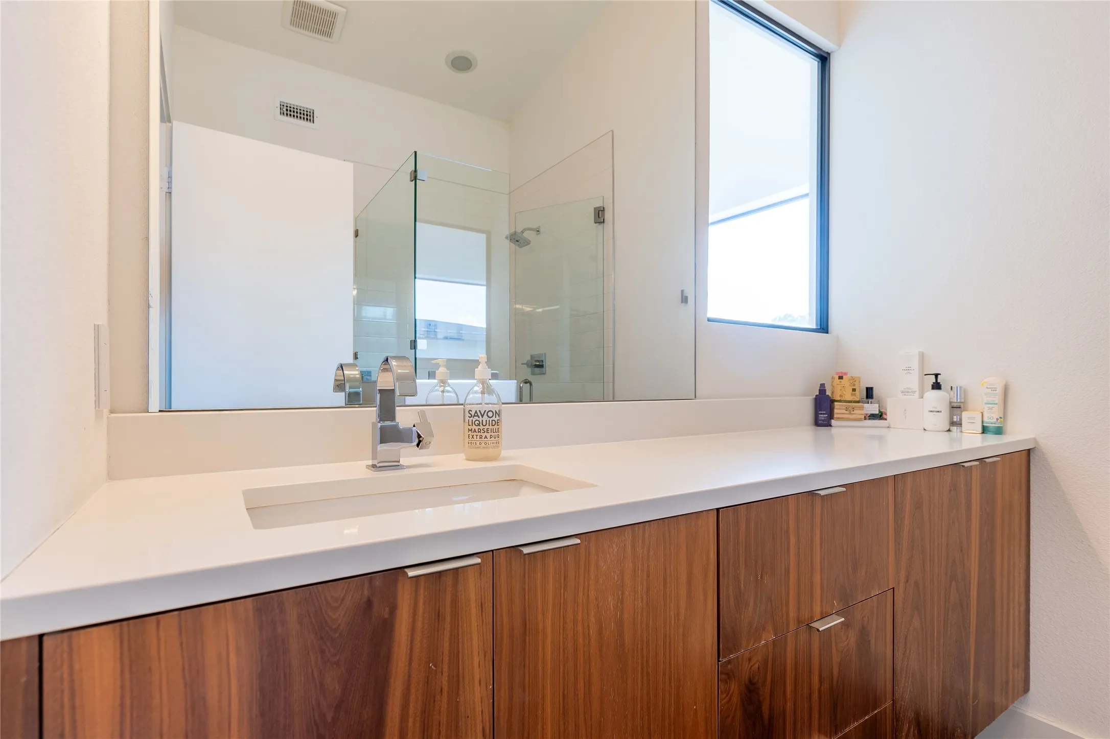 Single Family Residence For Sale in Dallas County , 1510 Eastus Drive, Dallas, Texas 75208, 4 Bedroom, 5 Bathroom, 2 Garage spaces, 4,733 Sqft, built in 2017, mls#21388041, Real Estate Agent in Dallas, Homes For Sale in Dallas county, Homes For Sale in Dallas, Realtor in Dallas Texas, Real Estate Brokerage Independent Realty Texas, Luminita Cordes Realtor