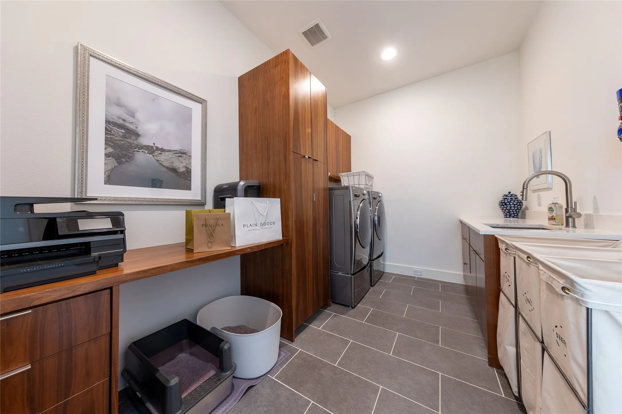 Single Family Residence For Sale in Dallas County , 1510 Eastus Drive, Dallas, Texas 75208, 4 Bedroom, 5 Bathroom, 2 Garage spaces, 4,733 Sqft, built in 2017, mls#21388041, Real Estate Agent in Dallas, Homes For Sale in Dallas county, Homes For Sale in Dallas, Realtor in Dallas Texas, Real Estate Brokerage Independent Realty Texas, Luminita Cordes Realtor