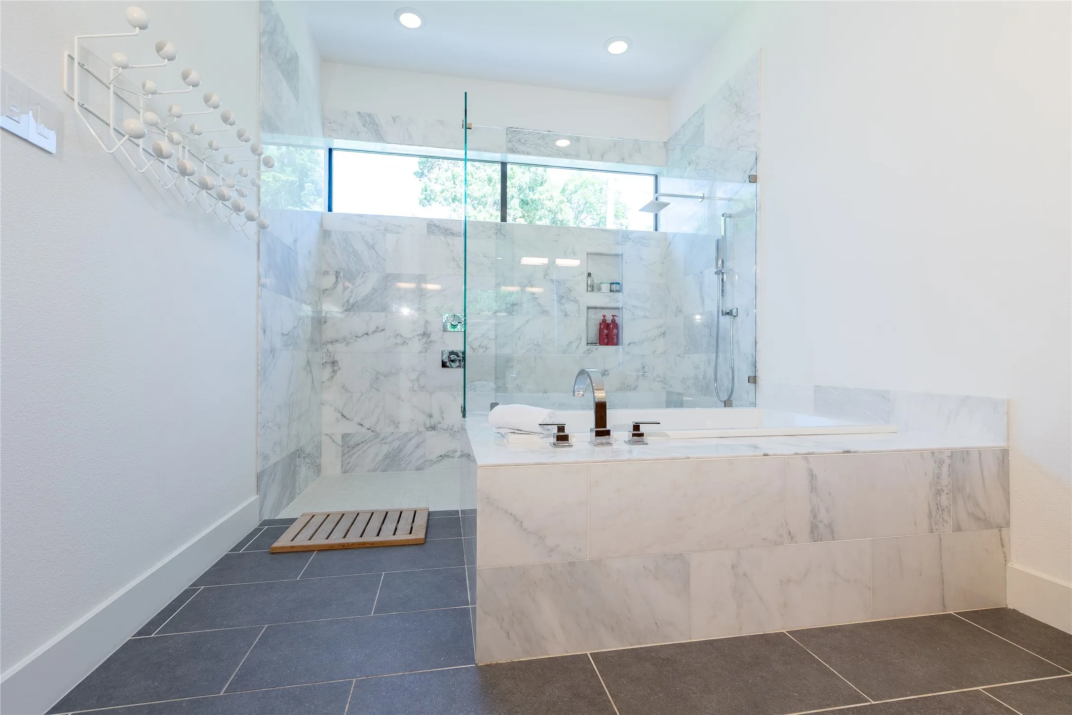 Single Family Residence For Sale in Dallas County , 1510 Eastus Drive, Dallas, Texas 75208, 4 Bedroom, 5 Bathroom, 2 Garage spaces, 4,733 Sqft, built in 2017, mls#21388041, Real Estate Agent in Dallas, Homes For Sale in Dallas county, Homes For Sale in Dallas, Realtor in Dallas Texas, Real Estate Brokerage Independent Realty Texas, Luminita Cordes Realtor
