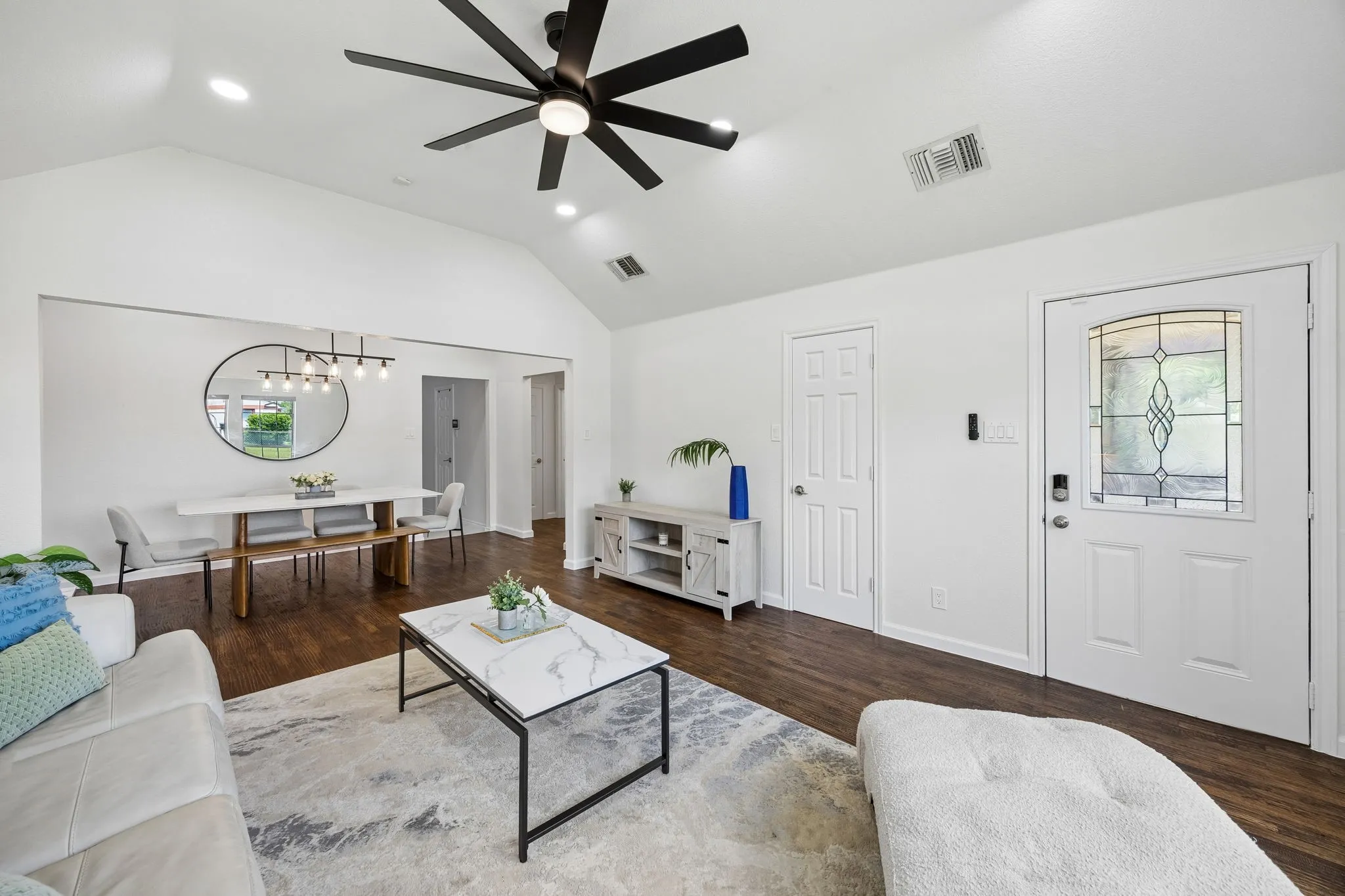 Single Family Residence For Rent in Dallas County , 630 W Neely Street, Dallas, Texas 75208, 3 Bedroom, 2 Bathroom, 1 Garage spaces, 1,415 Sqft, built in 2004, mls#21388958, Real Estate Agent in Dallas, Homes For Rent in Dallas county, Homes For Rent in Dallas, Realtor in Dallas Texas, Real Estate Brokerage Independent Realty Texas, Luminita Cordes Realtor