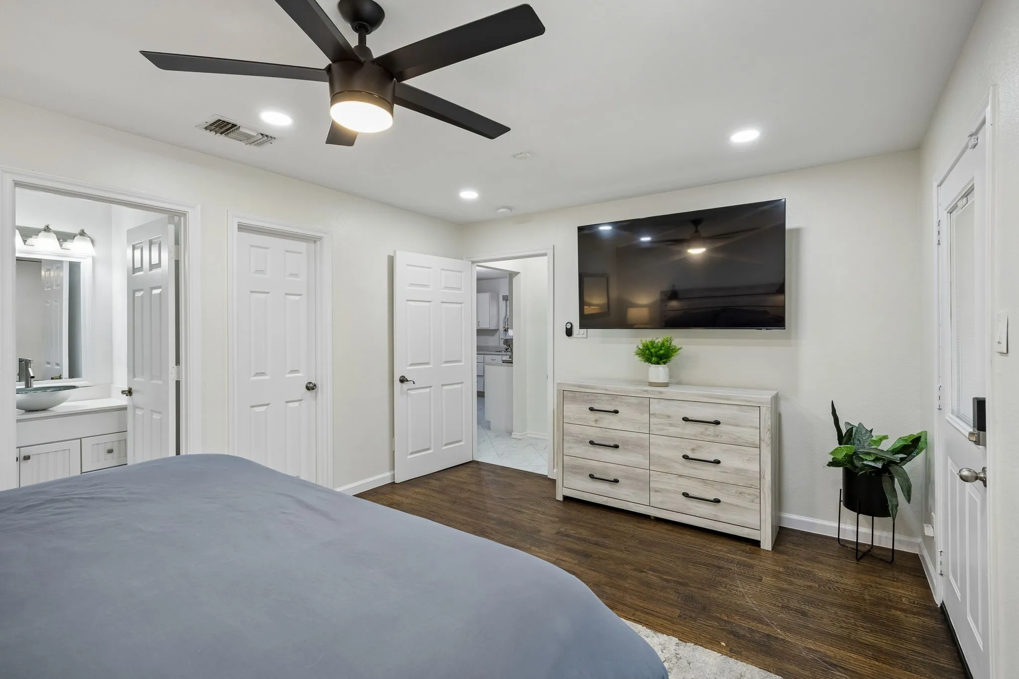 Single Family Residence For Rent in Dallas County , 630 W Neely Street, Dallas, Texas 75208, 3 Bedroom, 2 Bathroom, 1 Garage spaces, 1,415 Sqft, built in 2004, mls#21388958, Real Estate Agent in Dallas, Homes For Rent in Dallas county, Homes For Rent in Dallas, Realtor in Dallas Texas, Real Estate Brokerage Independent Realty Texas, Luminita Cordes Realtor