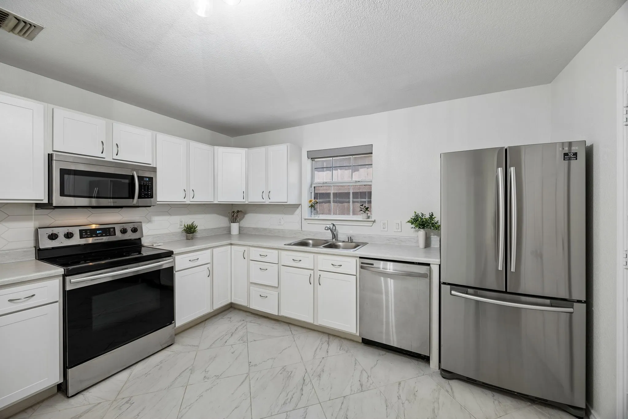 Single Family Residence For Rent in Dallas County , 630 W Neely Street, Dallas, Texas 75208, 3 Bedroom, 2 Bathroom, 1 Garage spaces, 1,415 Sqft, built in 2004, mls#21388958, Real Estate Agent in Dallas, Homes For Rent in Dallas county, Homes For Rent in Dallas, Realtor in Dallas Texas, Real Estate Brokerage Independent Realty Texas, Luminita Cordes Realtor