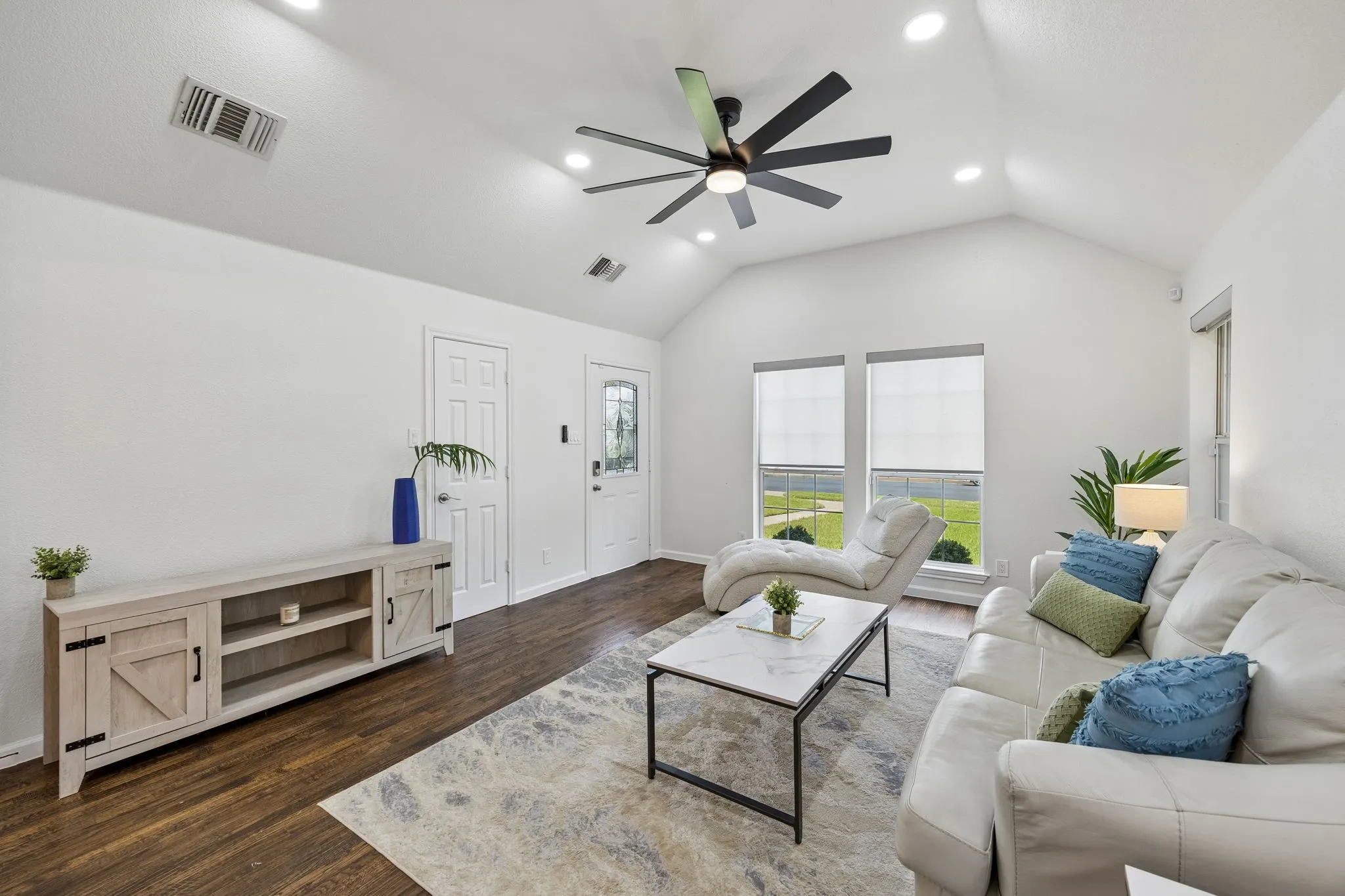 Single Family Residence For Rent in Dallas County , 630 W Neely Street, Dallas, Texas 75208, 3 Bedroom, 2 Bathroom, 1 Garage spaces, 1,415 Sqft, built in 2004, mls#21388958, Real Estate Agent in Dallas, Homes For Rent in Dallas county, Homes For Rent in Dallas, Realtor in Dallas Texas, Real Estate Brokerage Independent Realty Texas, Luminita Cordes Realtor