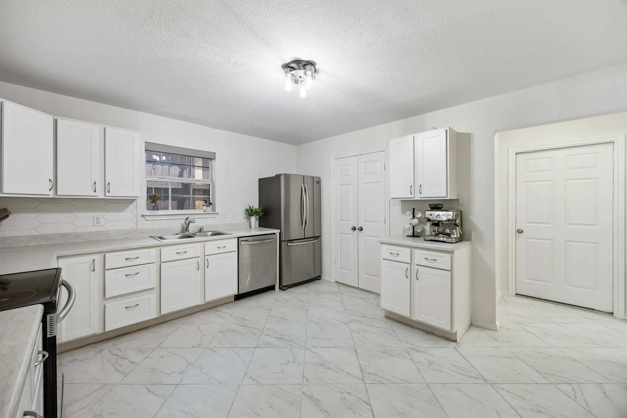 Single Family Residence For Rent in Dallas County , 630 W Neely Street, Dallas, Texas 75208, 3 Bedroom, 2 Bathroom, 1 Garage spaces, 1,415 Sqft, built in 2004, mls#21388958, Real Estate Agent in Dallas, Homes For Rent in Dallas county, Homes For Rent in Dallas, Realtor in Dallas Texas, Real Estate Brokerage Independent Realty Texas, Luminita Cordes Realtor