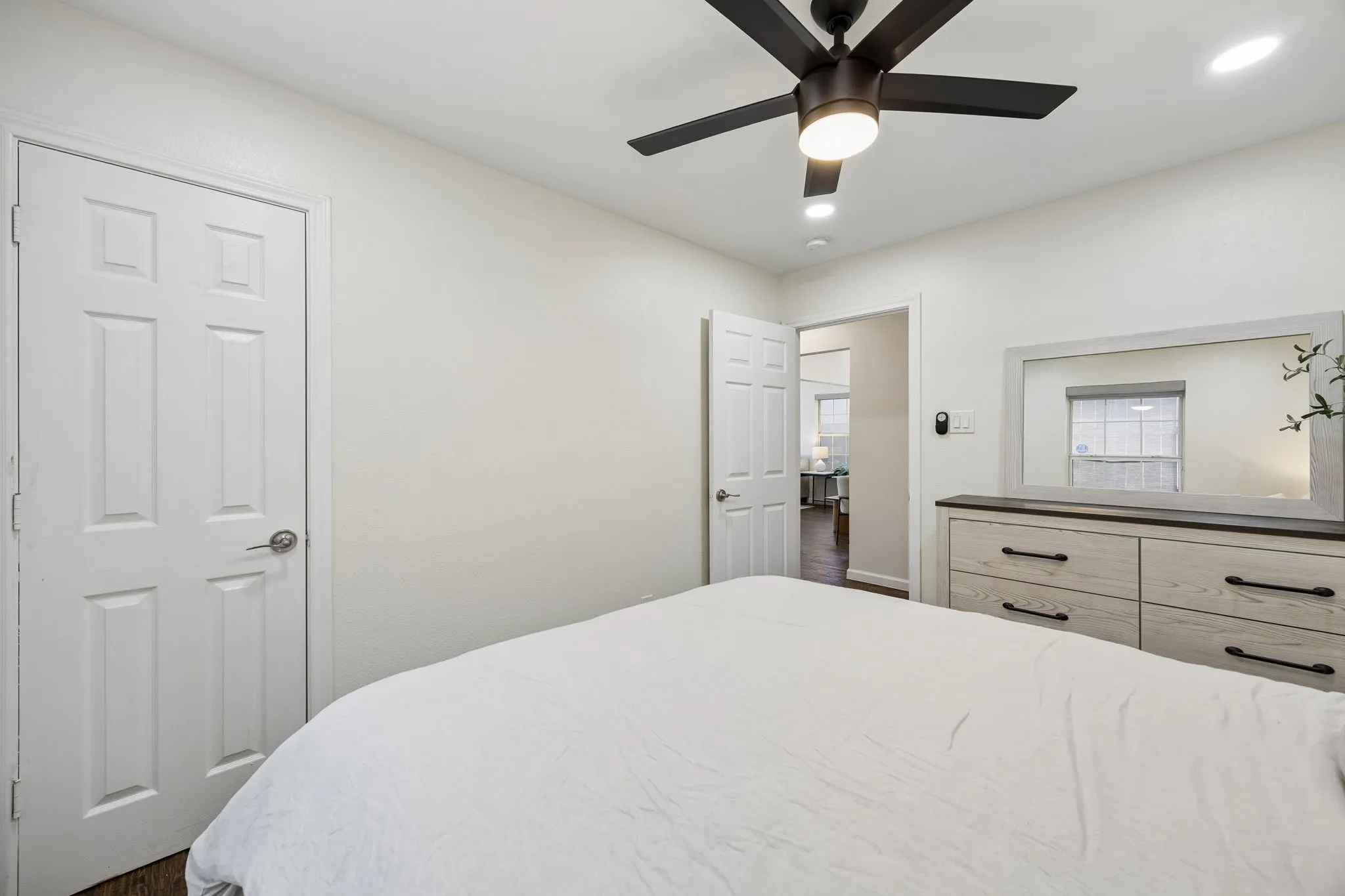 Single Family Residence For Rent in Dallas County , 630 W Neely Street, Dallas, Texas 75208, 3 Bedroom, 2 Bathroom, 1 Garage spaces, 1,415 Sqft, built in 2004, mls#21388958, Real Estate Agent in Dallas, Homes For Rent in Dallas county, Homes For Rent in Dallas, Realtor in Dallas Texas, Real Estate Brokerage Independent Realty Texas, Luminita Cordes Realtor