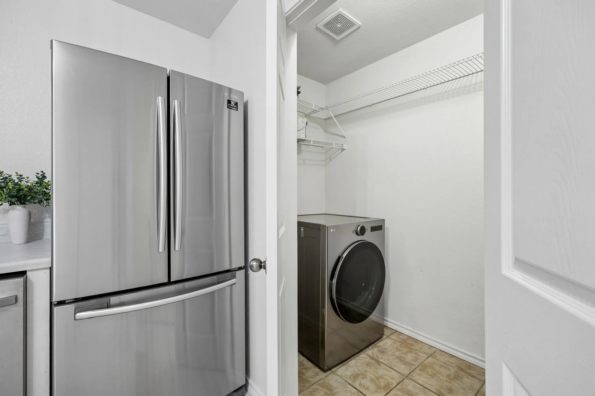 Single Family Residence For Rent in Dallas County , 630 W Neely Street, Dallas, Texas 75208, 3 Bedroom, 2 Bathroom, 1 Garage spaces, 1,415 Sqft, built in 2004, mls#21388958, Real Estate Agent in Dallas, Homes For Rent in Dallas county, Homes For Rent in Dallas, Realtor in Dallas Texas, Real Estate Brokerage Independent Realty Texas, Luminita Cordes Realtor