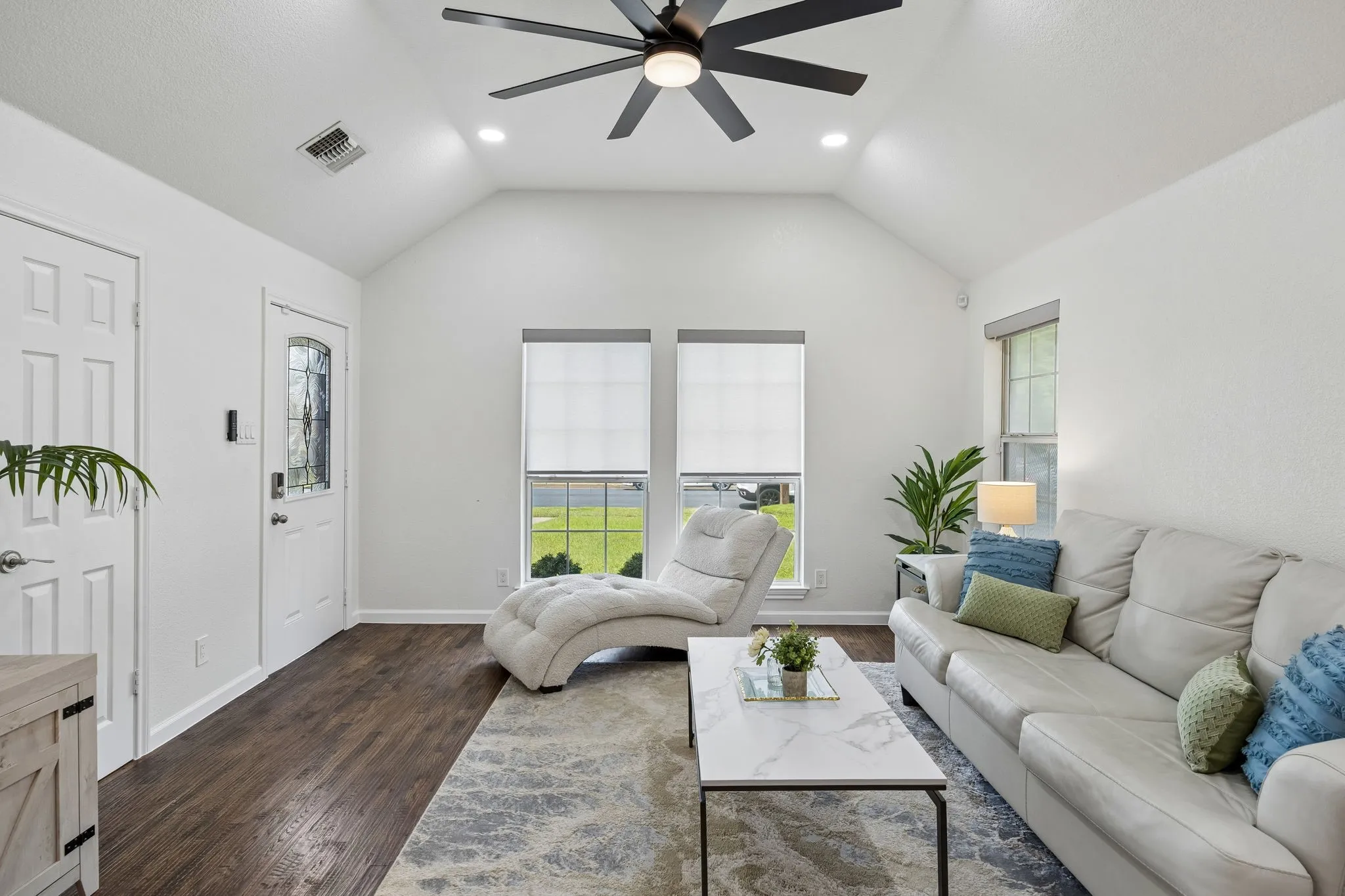 Single Family Residence For Rent in Dallas County , 630 W Neely Street, Dallas, Texas 75208, 3 Bedroom, 2 Bathroom, 1 Garage spaces, 1,415 Sqft, built in 2004, mls#21388958, Real Estate Agent in Dallas, Homes For Rent in Dallas county, Homes For Rent in Dallas, Realtor in Dallas Texas, Real Estate Brokerage Independent Realty Texas, Luminita Cordes Realtor
