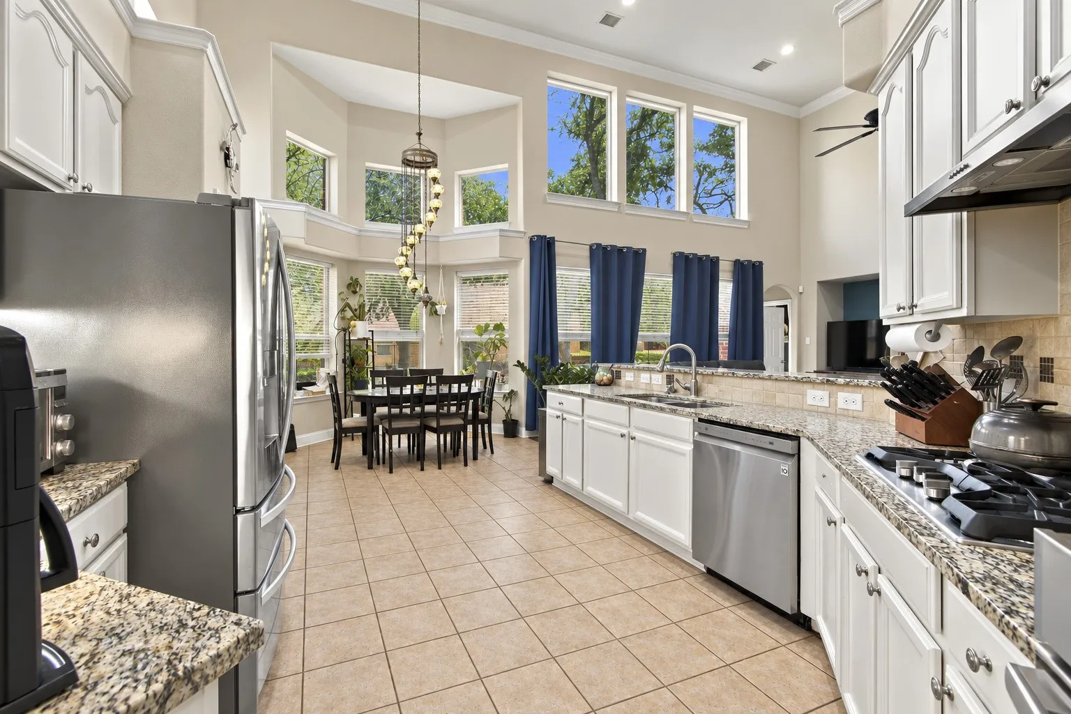 Single Family Residence For Sale in Denton County , 700 Paradise Cove, Shady Shores, Texas 76208, 4 Bedroom, 4 Bathroom, 3 Garage spaces, 3,568 Sqft, built in 2005, mls#21383966, Real Estate Agent in Shady Shores, Homes For Sale in Denton county, Homes For Sale in Shady Shores, Realtor in Shady Shores Texas, Real Estate Brokerage Independent Realty Texas, Luminita Cordes Realtor