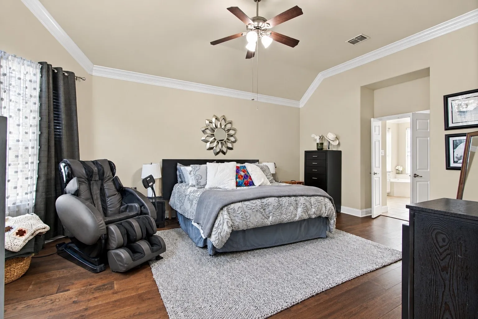 Single Family Residence For Sale in Denton County , 700 Paradise Cove, Shady Shores, Texas 76208, 4 Bedroom, 4 Bathroom, 3 Garage spaces, 3,568 Sqft, built in 2005, mls#21383966, Real Estate Agent in Shady Shores, Homes For Sale in Denton county, Homes For Sale in Shady Shores, Realtor in Shady Shores Texas, Real Estate Brokerage Independent Realty Texas, Luminita Cordes Realtor