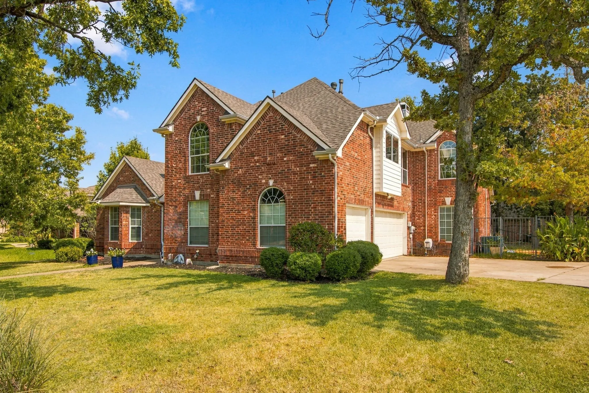 Single Family Residence For Sale in Denton County , 700 Paradise Cove, Shady Shores, Texas 76208, 4 Bedroom, 4 Bathroom, 3 Garage spaces, 3,568 Sqft, built in 2005, mls#21383966, Real Estate Agent in Shady Shores, Homes For Sale in Denton county, Homes For Sale in Shady Shores, Realtor in Shady Shores Texas, Real Estate Brokerage Independent Realty Texas, Luminita Cordes Realtor
